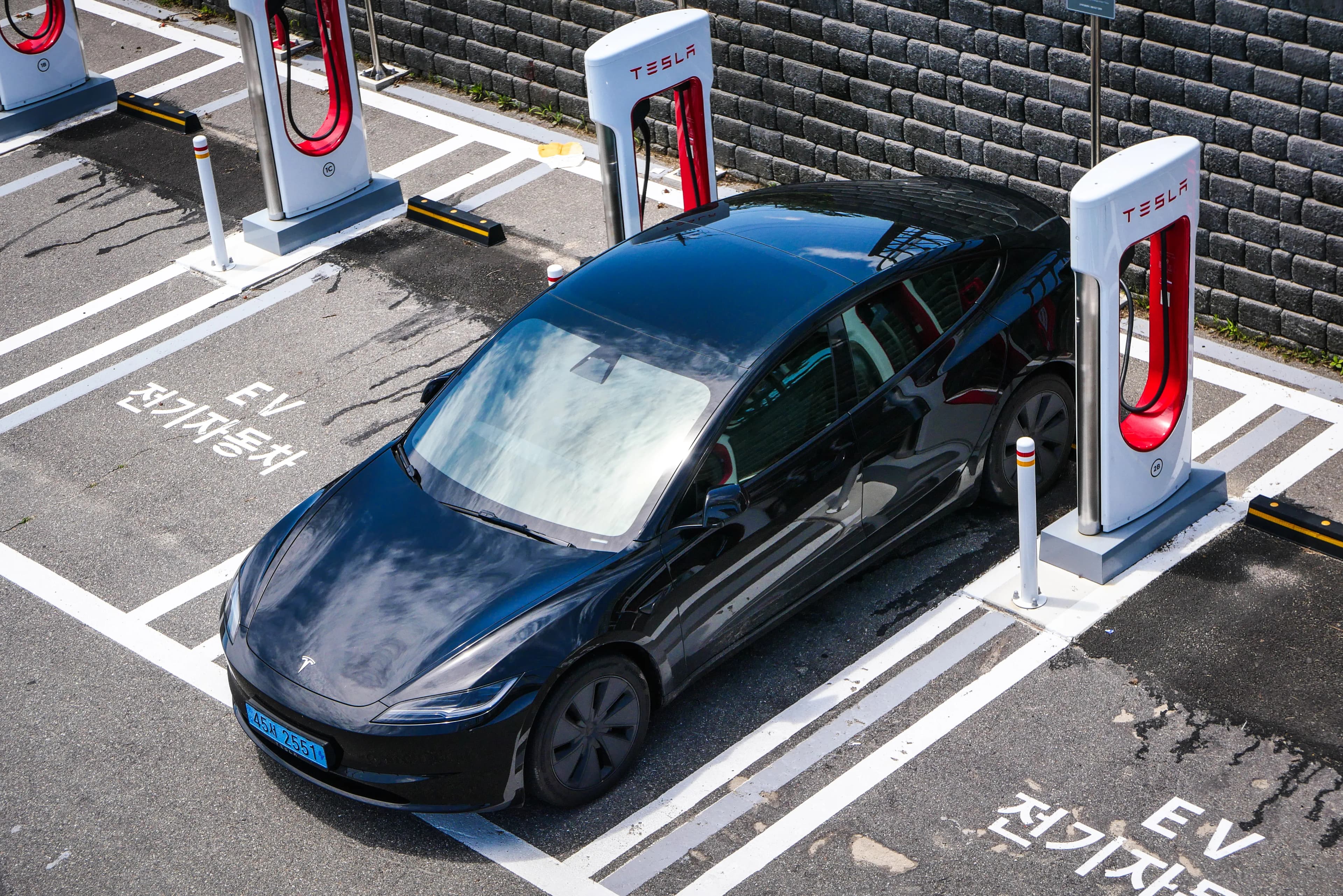 Volvo anunță că mașinile electrice vor putea fi încărcate la stațiile Tesla din Europa