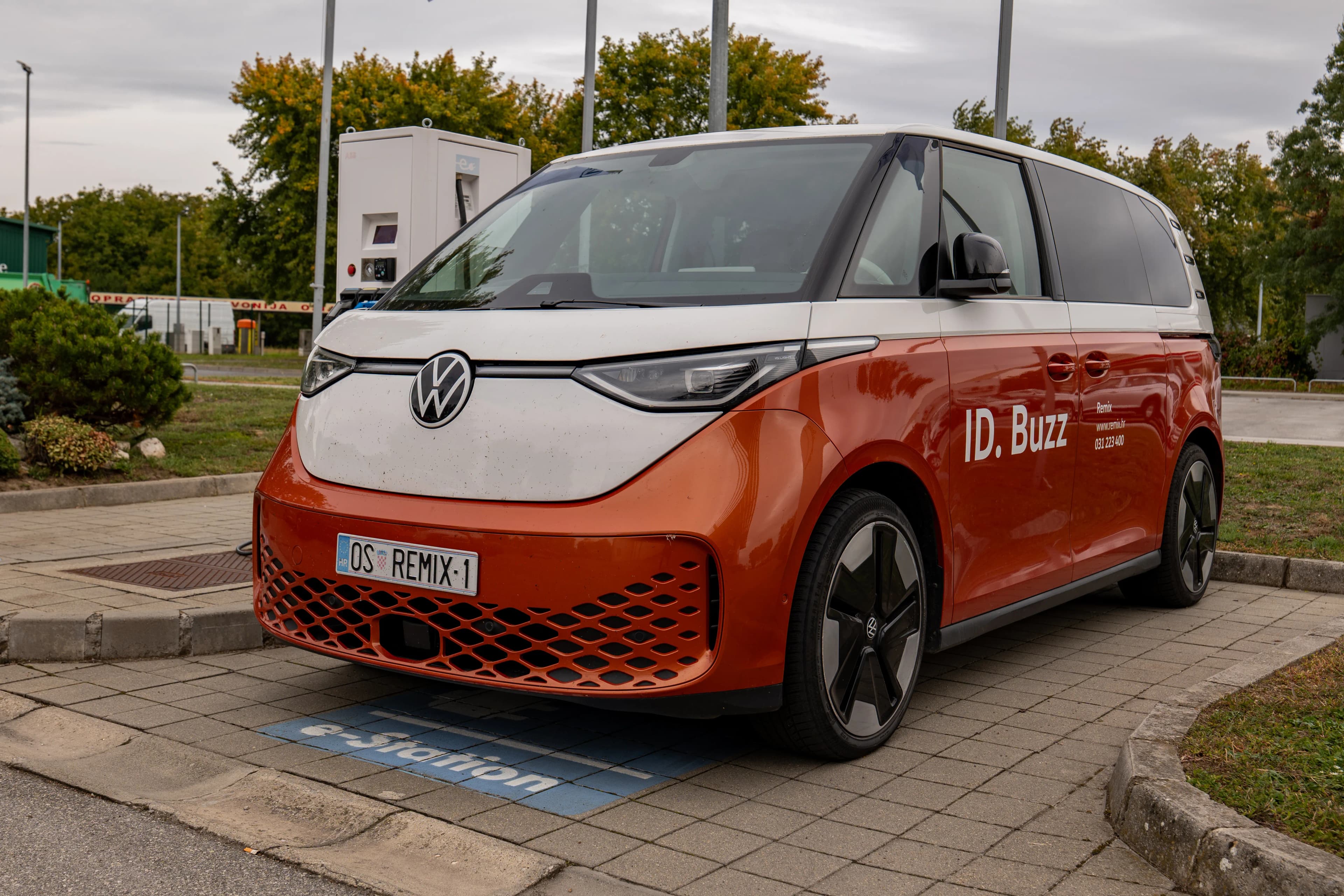 Volkswagen conduce vânzările de mașini electrice în Europa în noiembrie