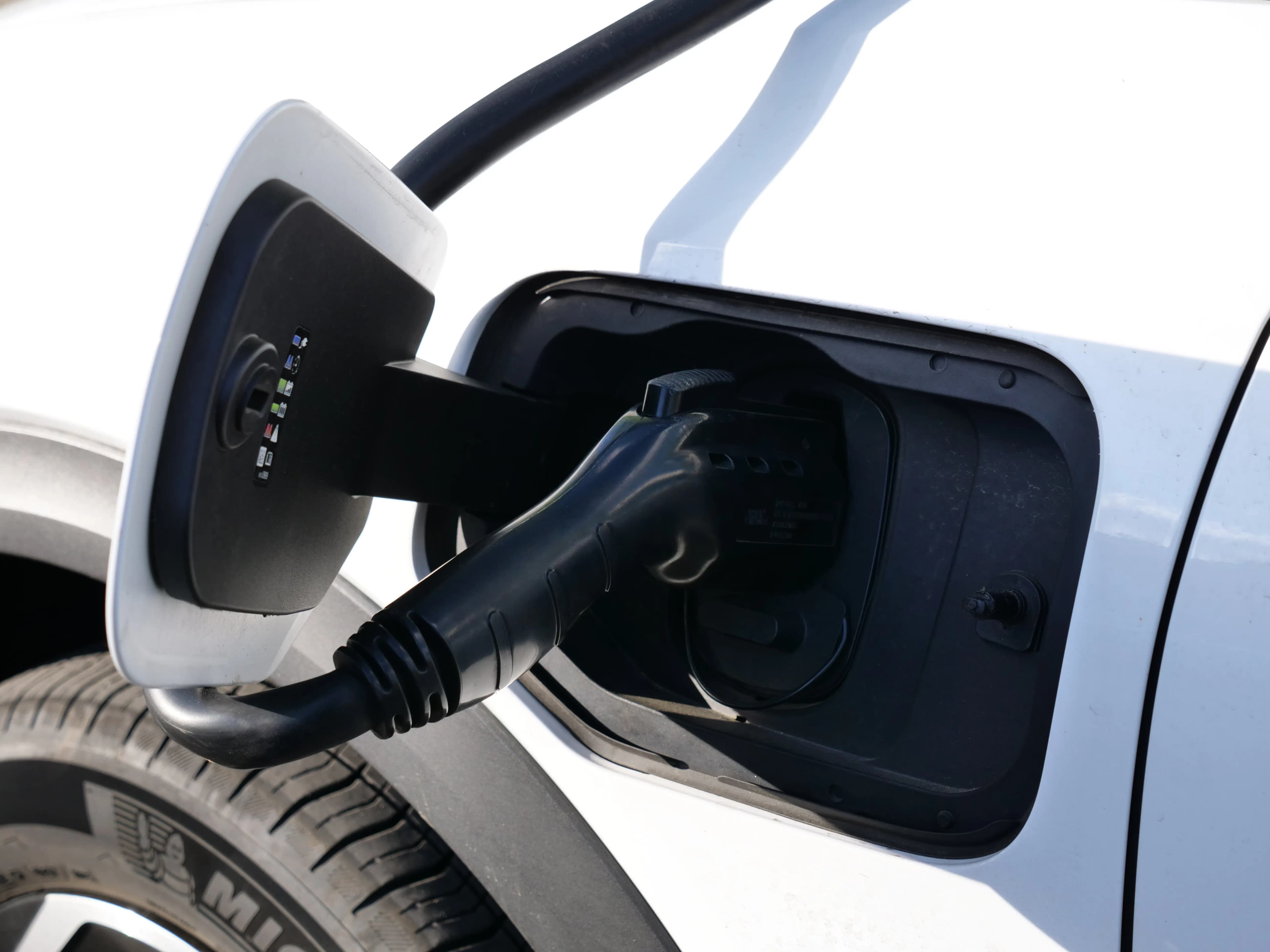 Ford și Geely au semnat un acord pentru producția de modele electrificate în Spania