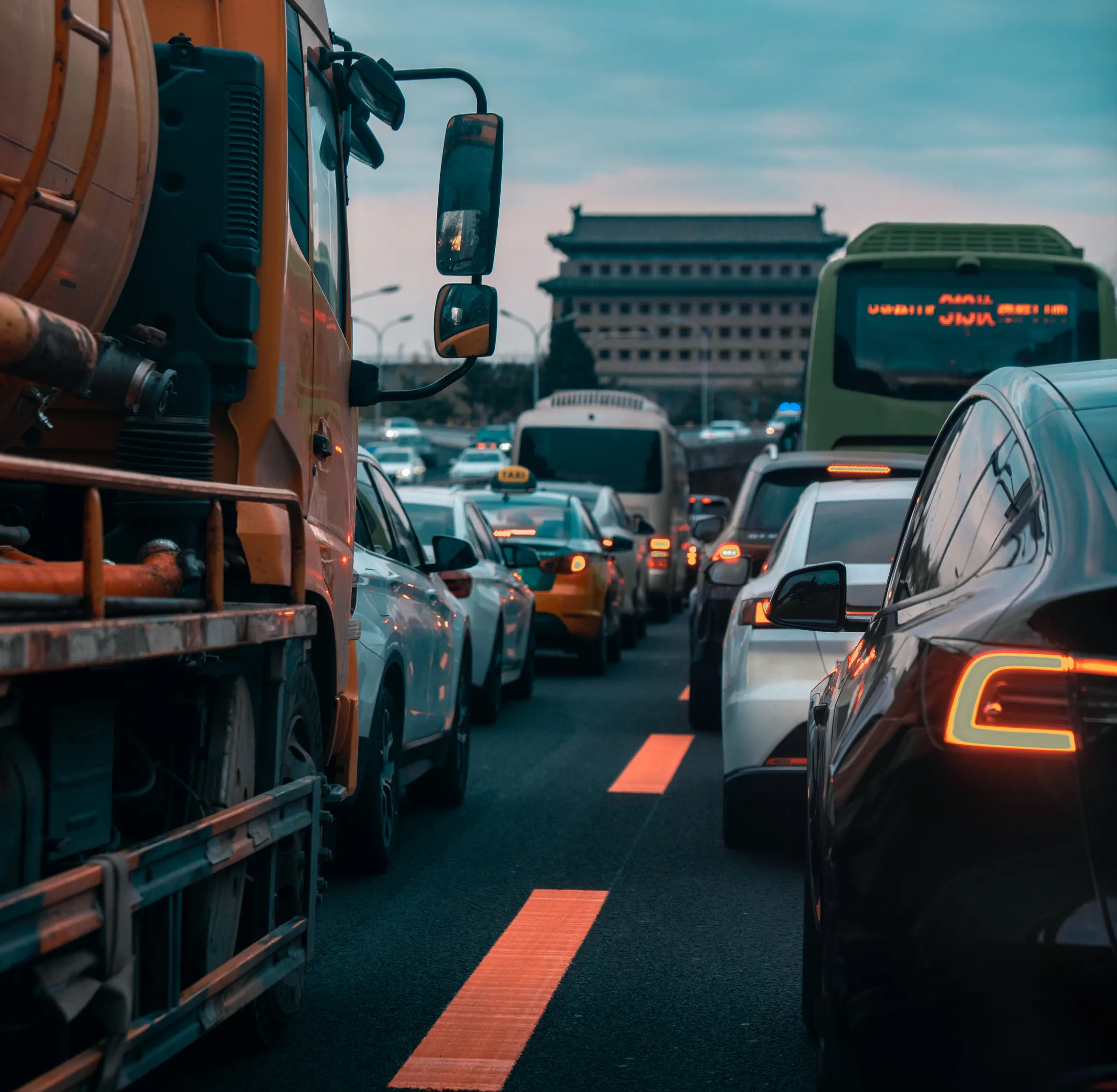 Uniunea Europeană propune taxe vamale pentru importurile de mașini hibride din China