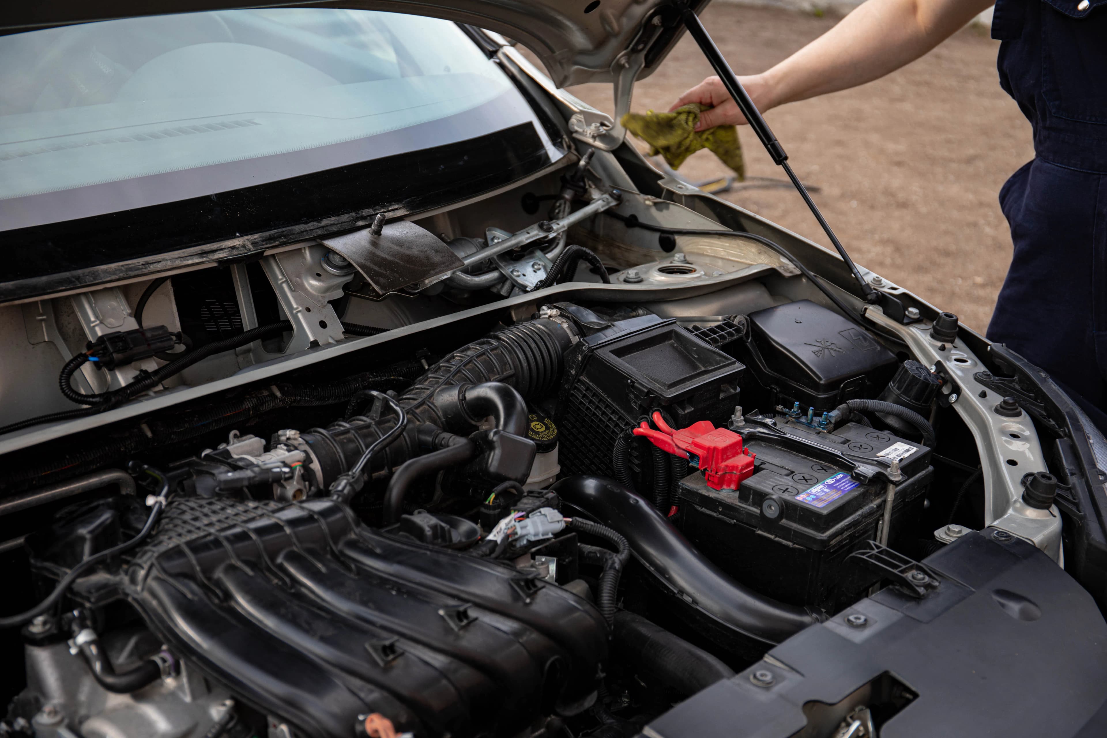 Cum verifici motorul unei mașini second-hand înainte de cumpărare în 2026: ghid complet pentru șoferi