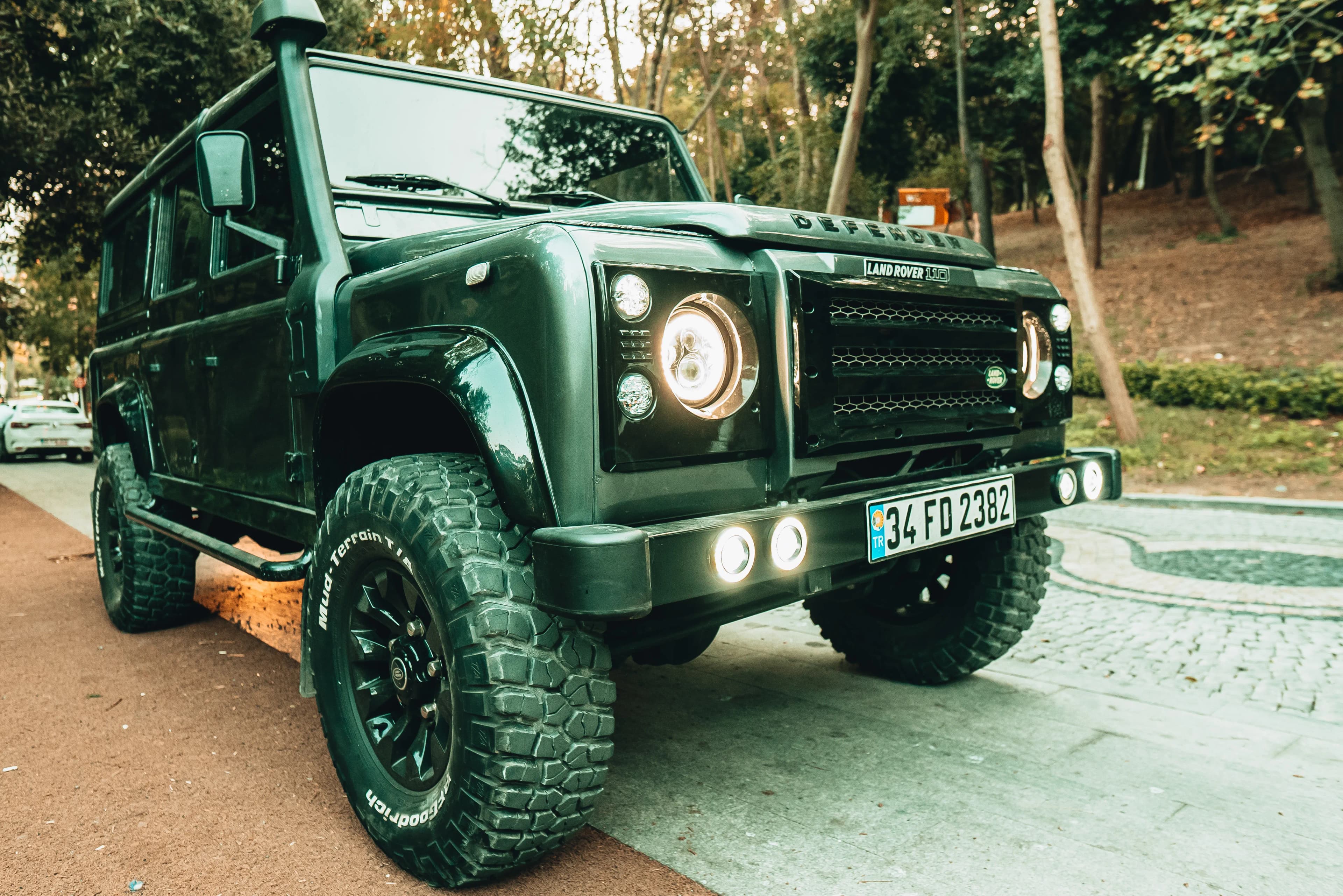 Land Rover Defender facelift va fi disponibil și în versiune cu 4 locuri