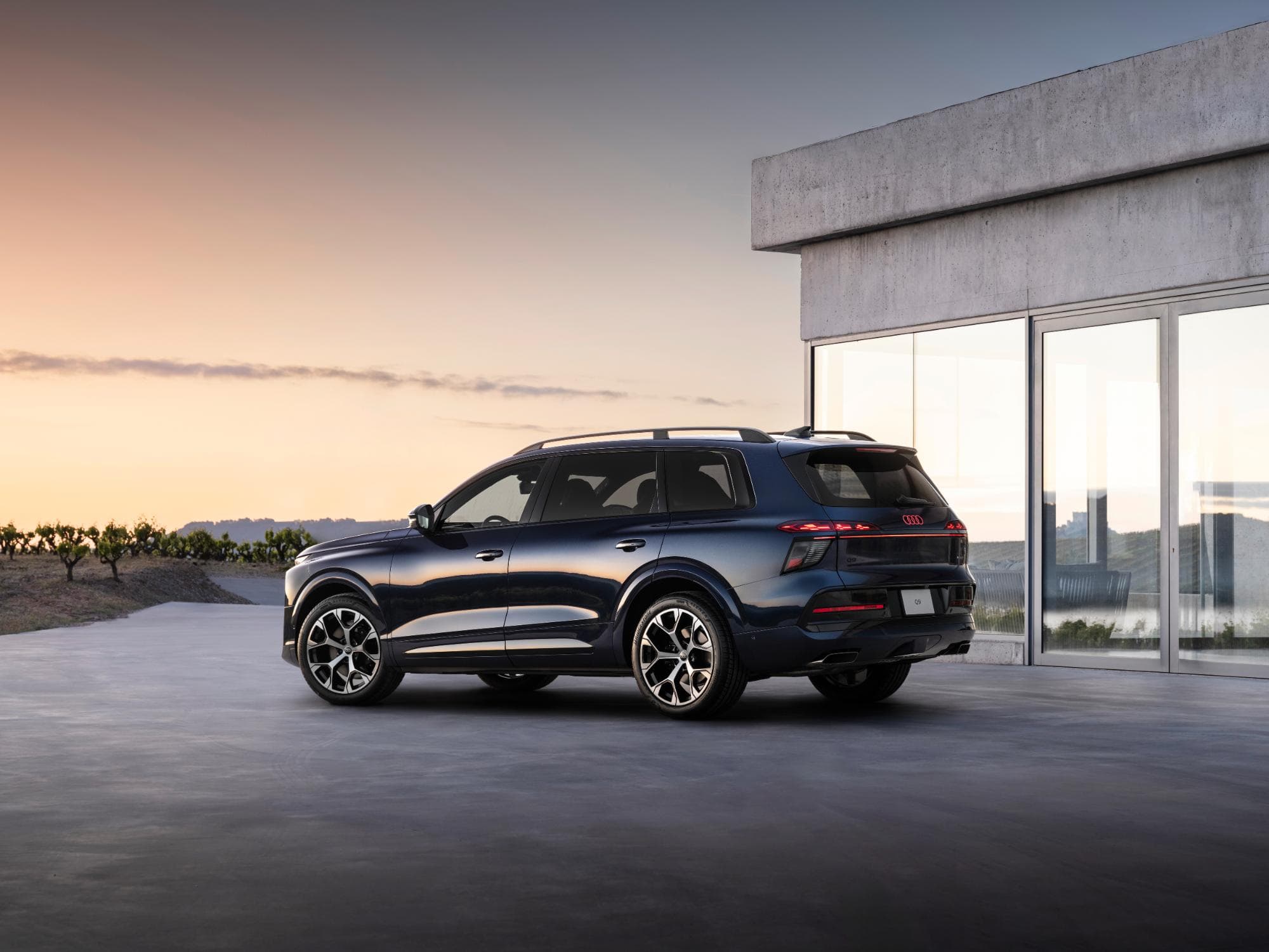 Audi Q9 văzut din lateral și din spate, cu mânerele portierelor amplasate la baza geamurilor