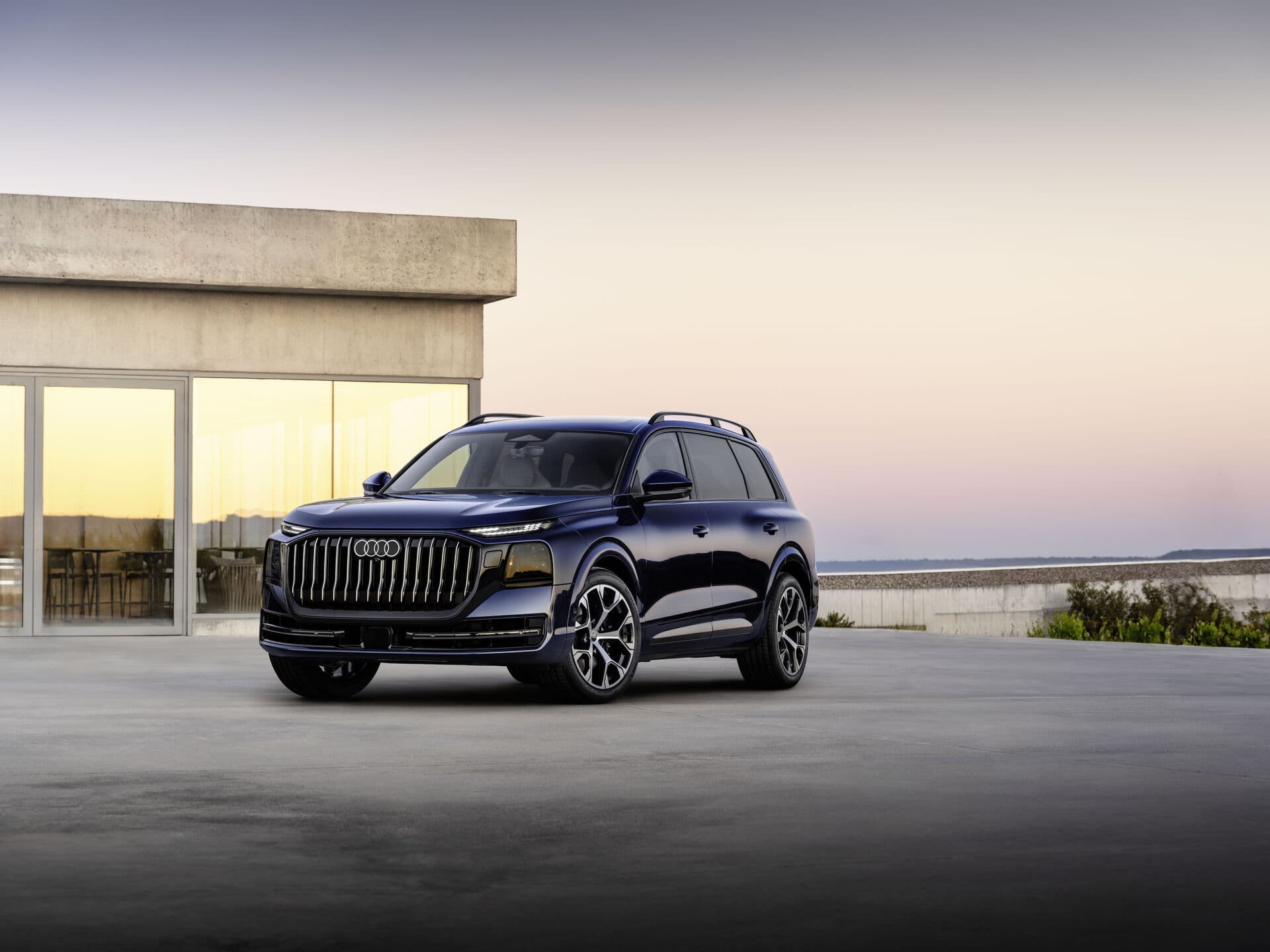 Audi Q9 în culoarea Waitomo Blue, disponibil la comandă în România