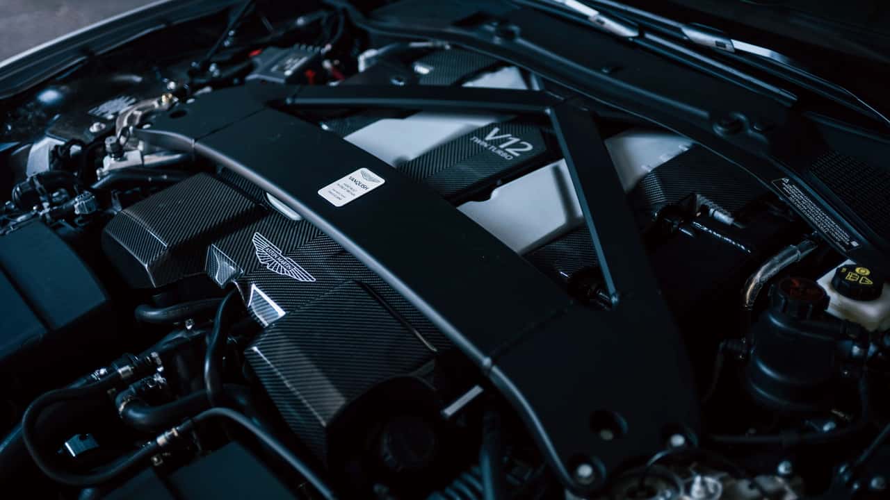 Aston Martin amână lansarea EV-urilor pentru a păstra V12-le în gamă