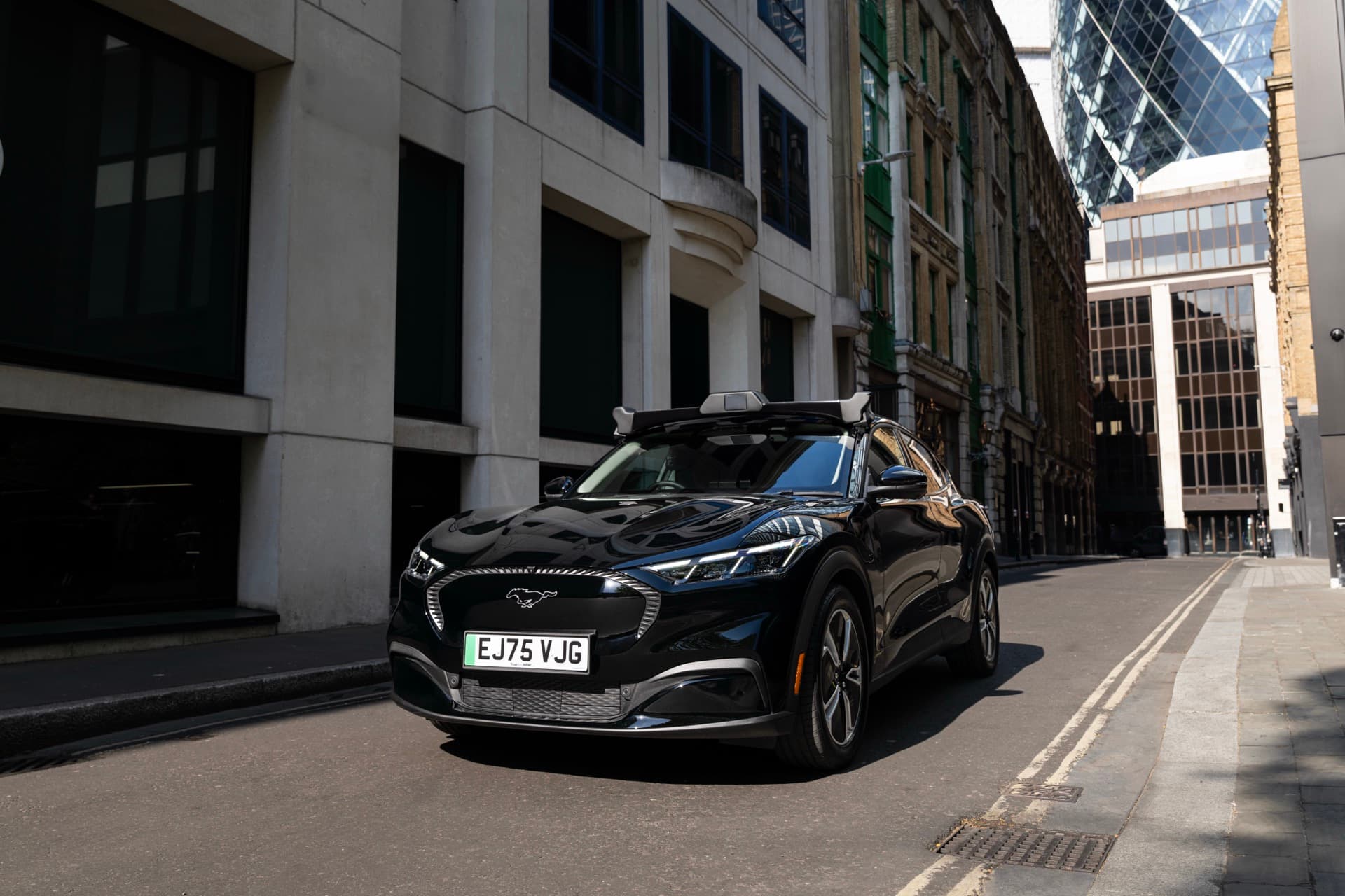 Ford Mustang Mach-E usado por Wayve para trayectos autónomos supervisados a través de Uber en Londres