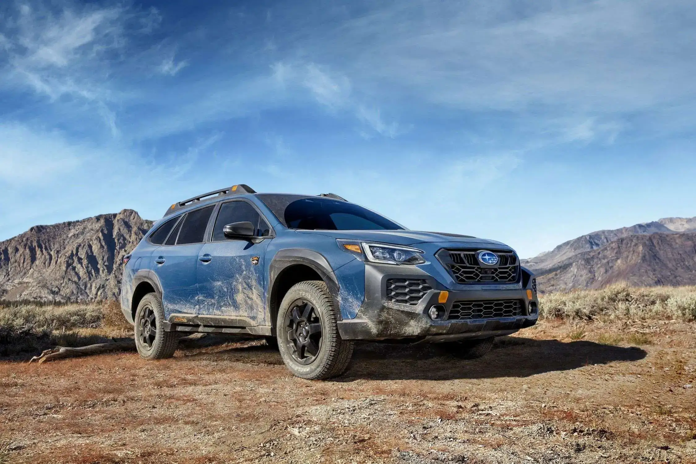 Subaru Outback Wilderness con molduras negras en pasos de rueda, umbrales y parachoques
