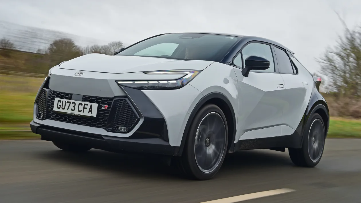 Prueba Toyota C-HR 2024: el crossover japonés vuelve con estilo más audaz