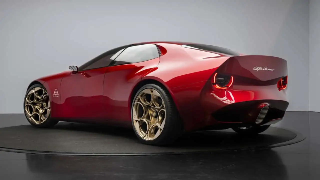 Il concept Alfa Romeo Cuorerosso rosso alla première di Parigi