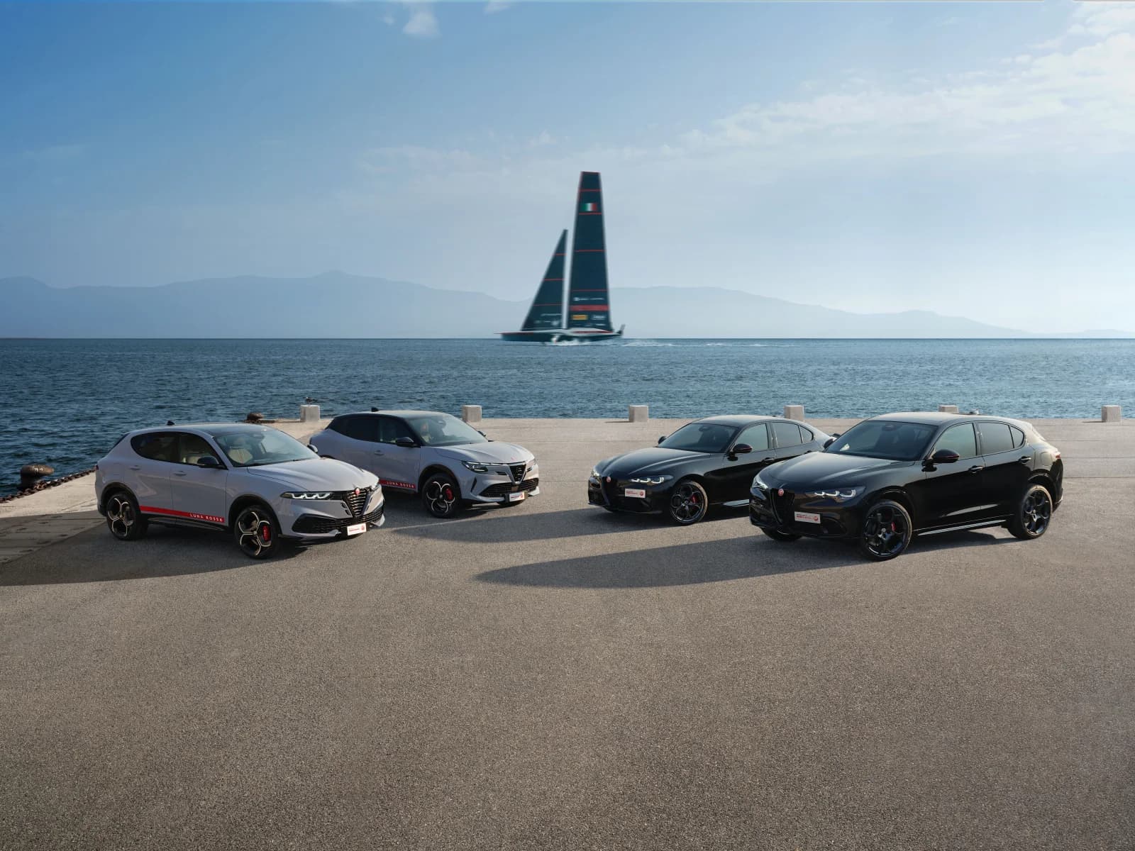 Alfa Romeo Junior, Tonale, Giulia y Stelvio Edizione Luna Rossa junto al velero del equipo