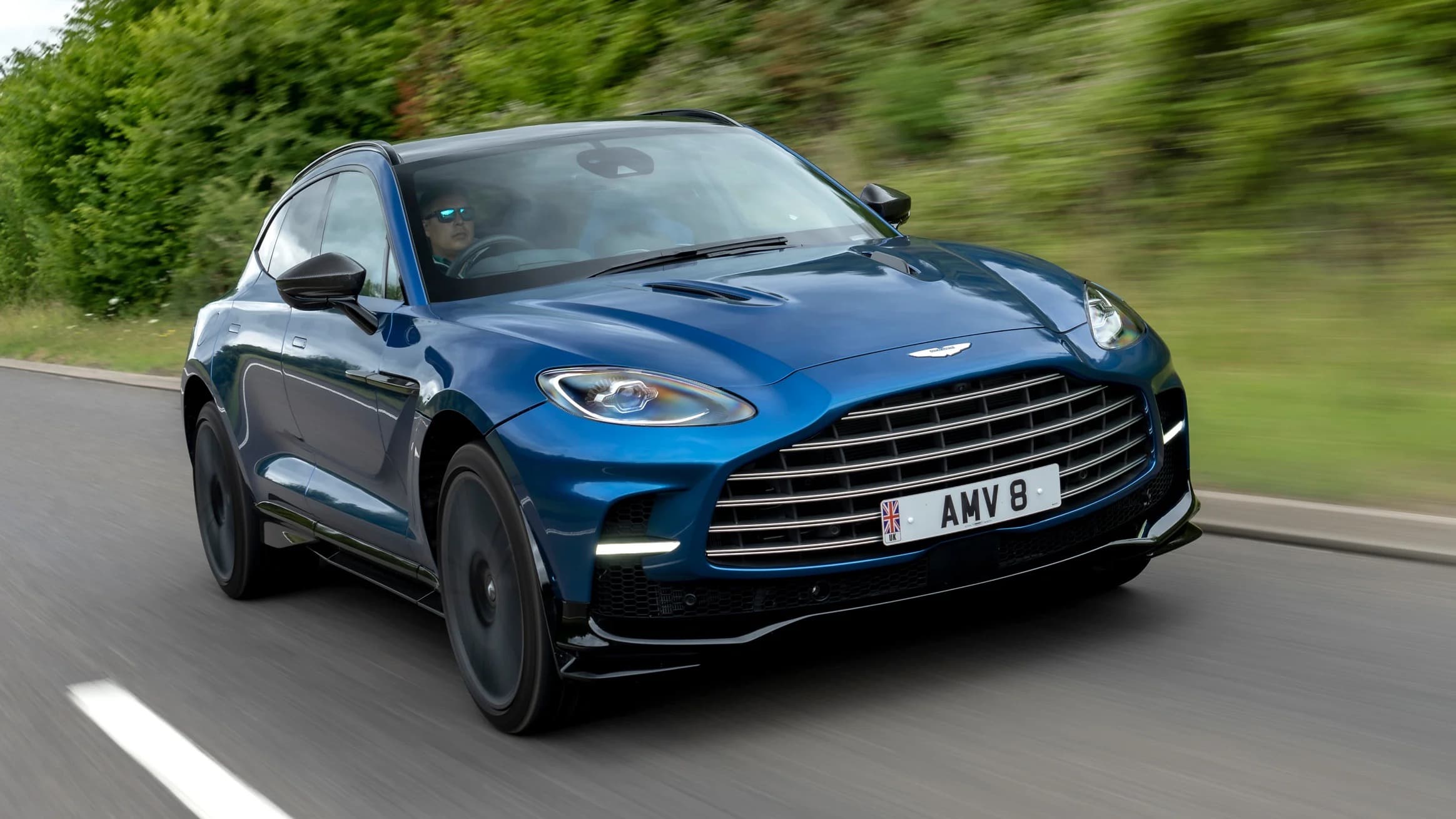 Aston Martin DBX pe șosea