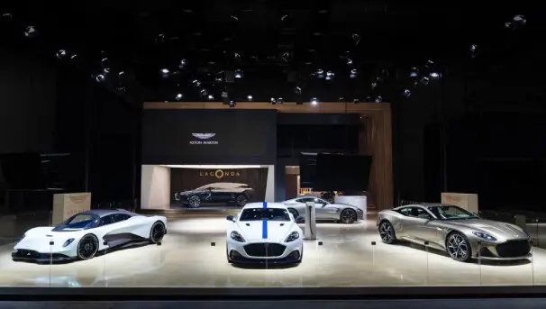 Aston-Martin-Modelle auf einer Automobilmesse, darunter der Rapide E