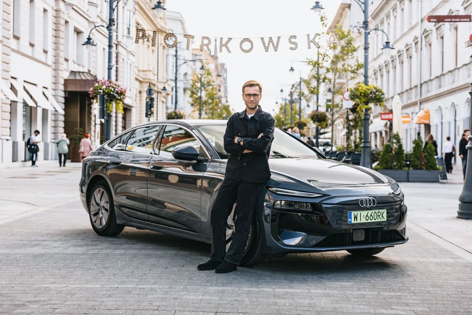 Miko Marczyk junto al Audi A6 Sportback e-tron performance utilizado en el récord