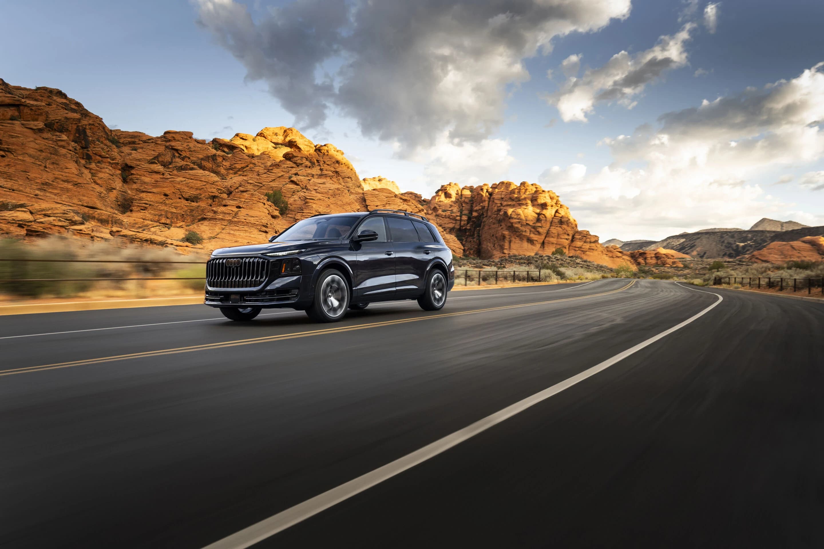 Audi Q9 în culoarea albastru Waitomo, fotografiat în Utah
