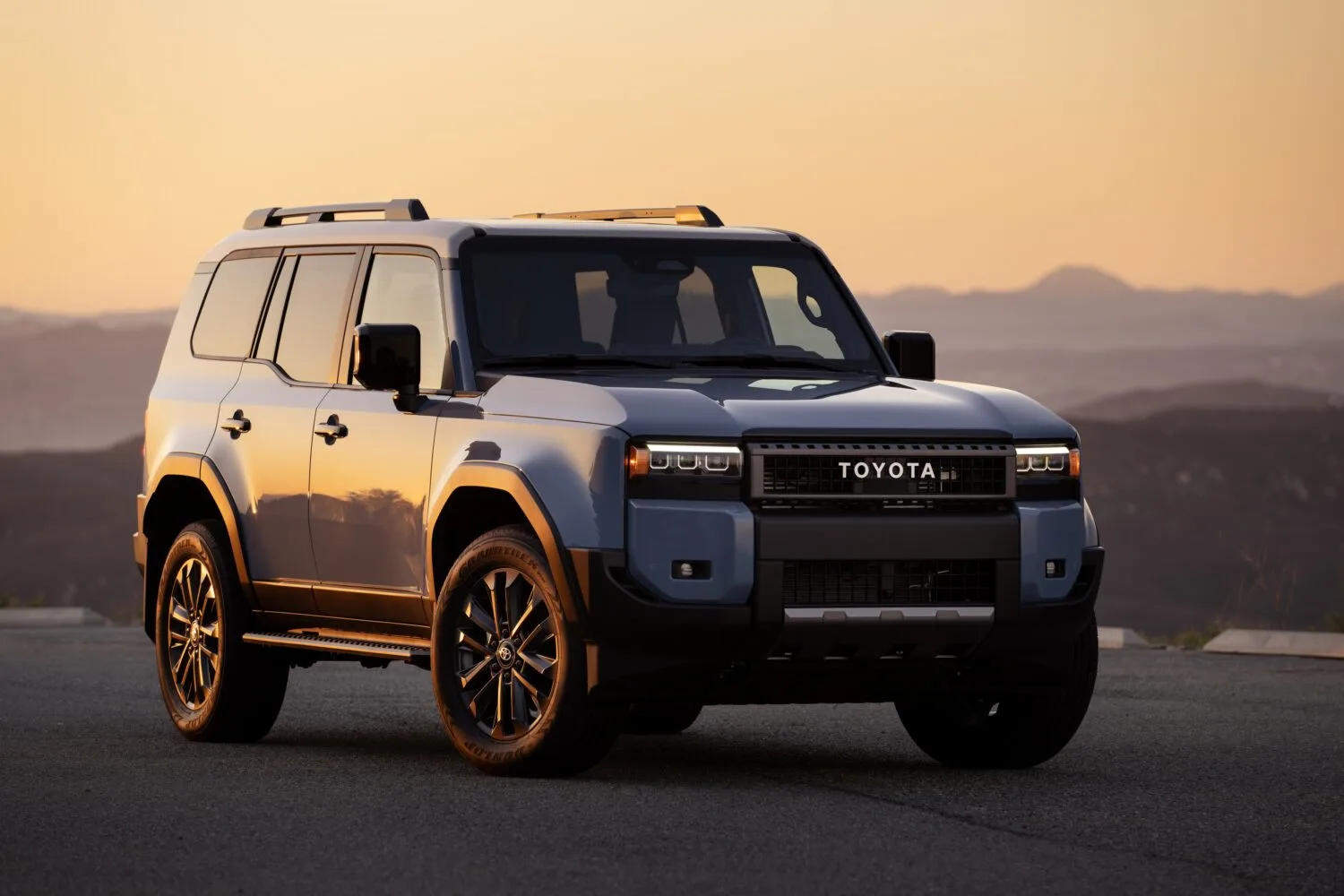 Toyota Land Cruiser schräg von vorn bei Sonnenuntergang