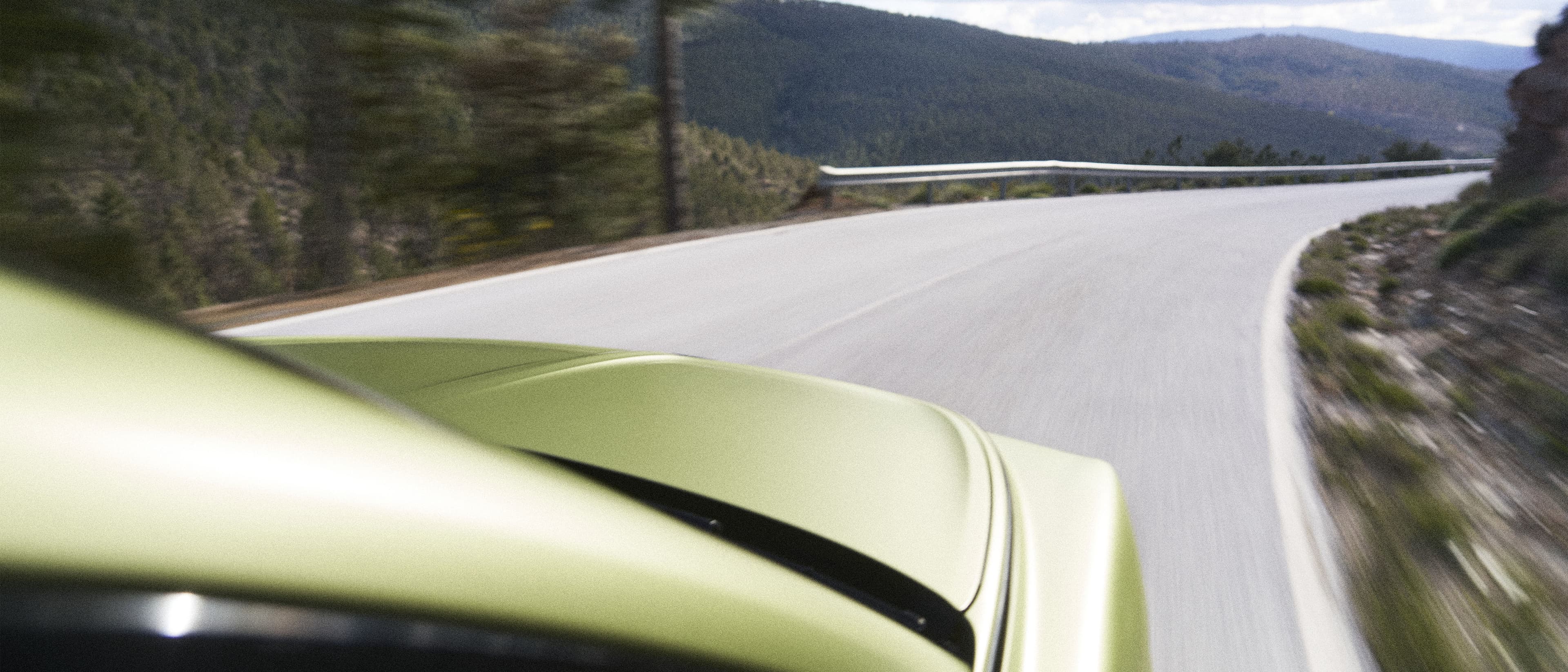 Detalle del nuevo Bentley Torcal en una carretera de curvas