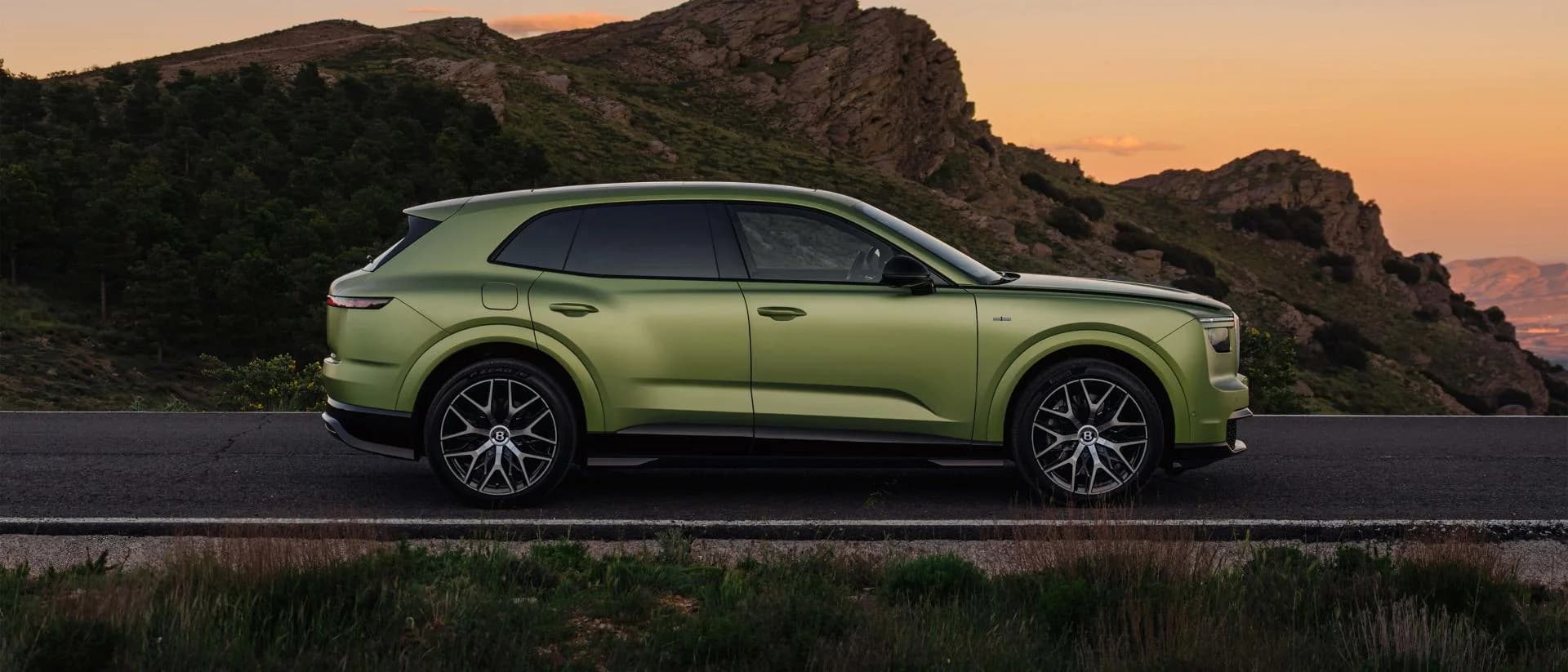 Grüner Bentley Torcal im Profil auf einer Bergstraße
