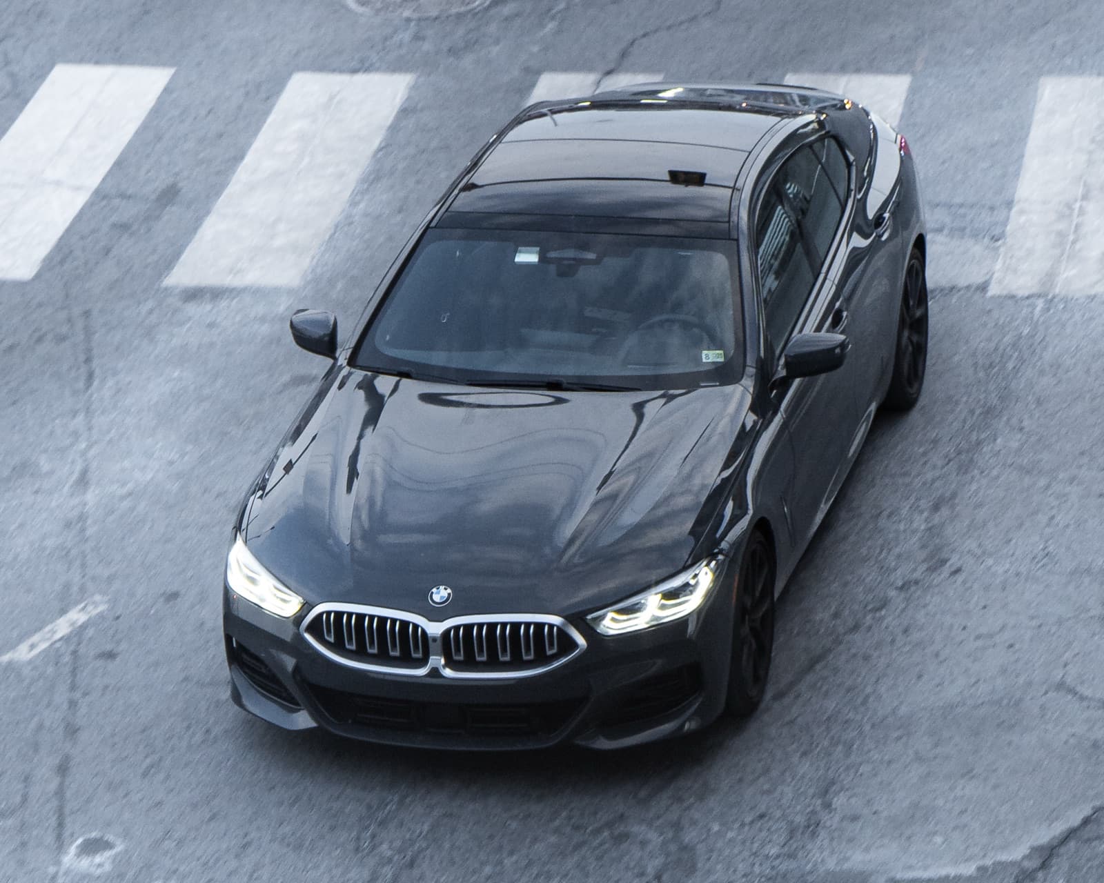 BMW 840i Gran Coupe, fotografiat de sus, pe o stradă