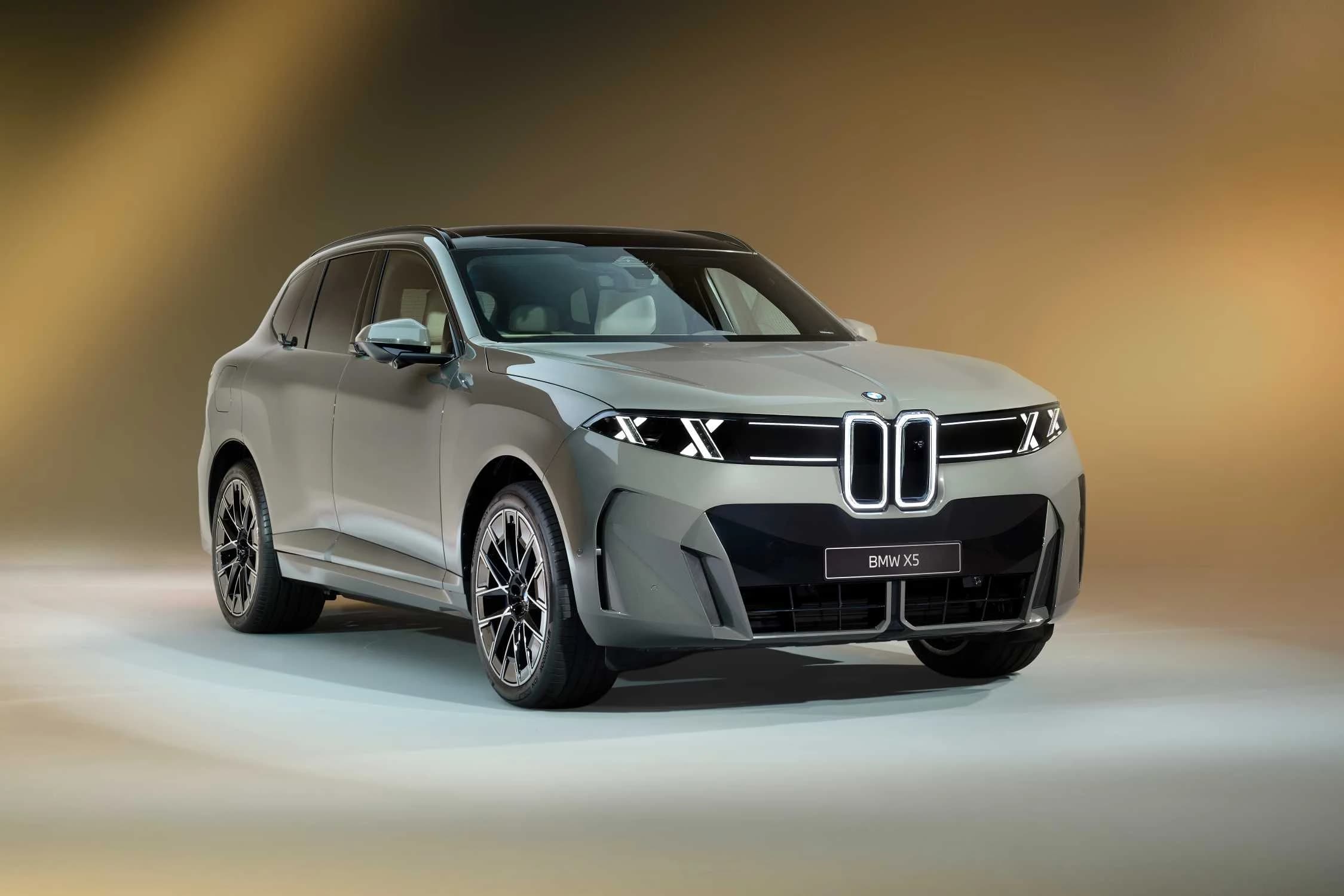 BMW iX5 60 xDrive en una fotografía oficial de estudio