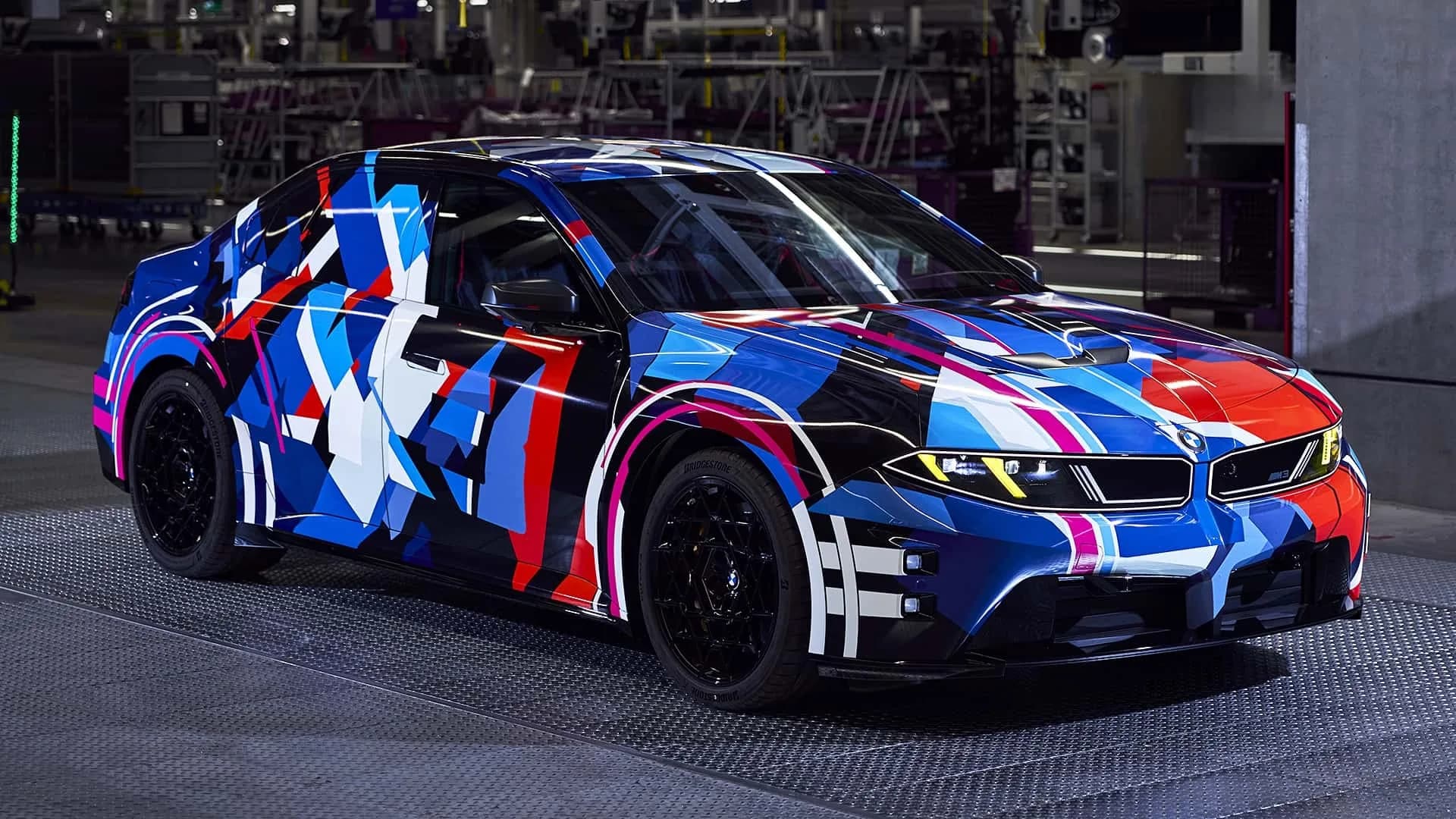 Ein BMW M3 in einer Produktionshalle, auf dem Bild aus dem Motor1-Artikel