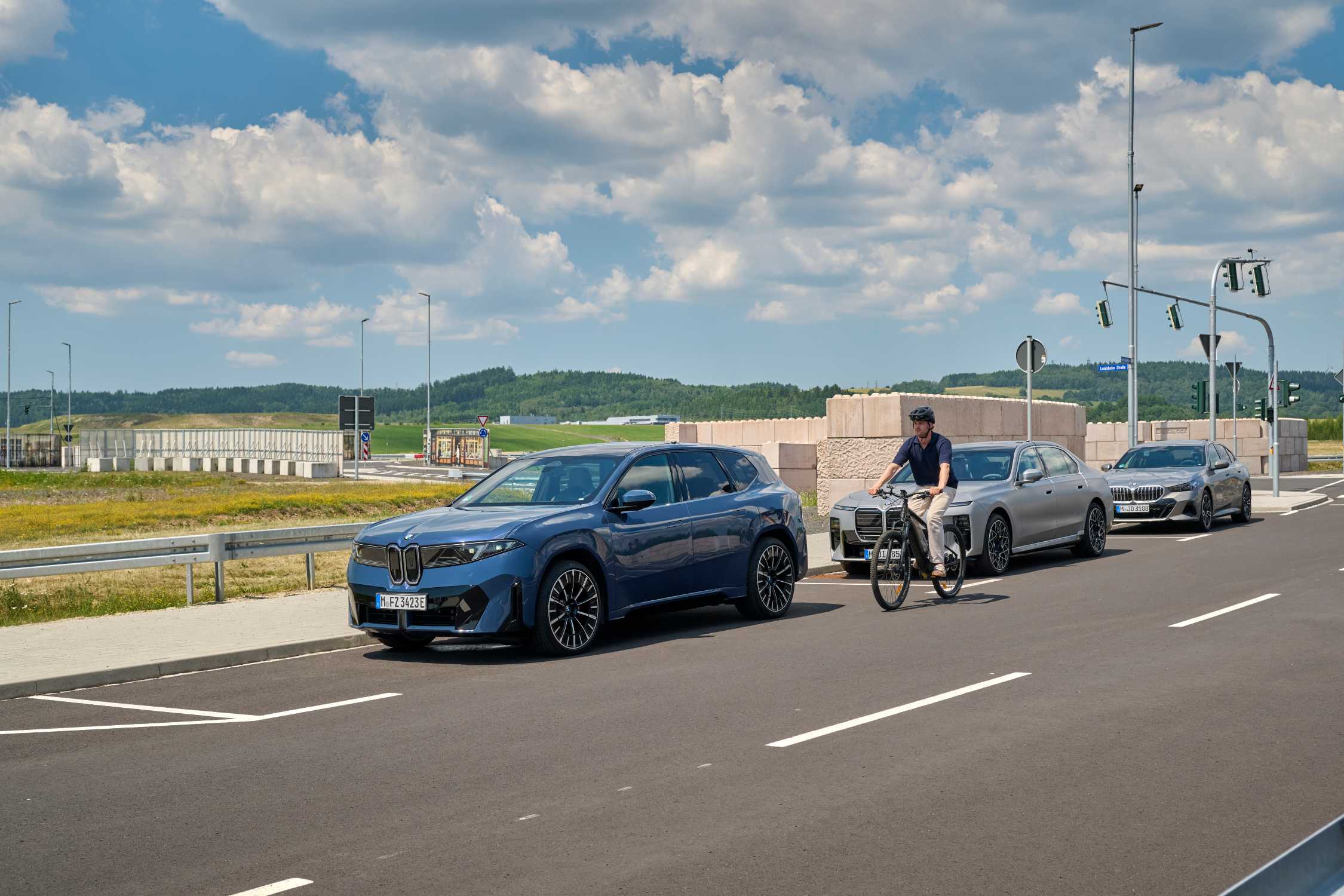 BMW iX3 y un ciclista en una prueba de los sistemas de seguridad