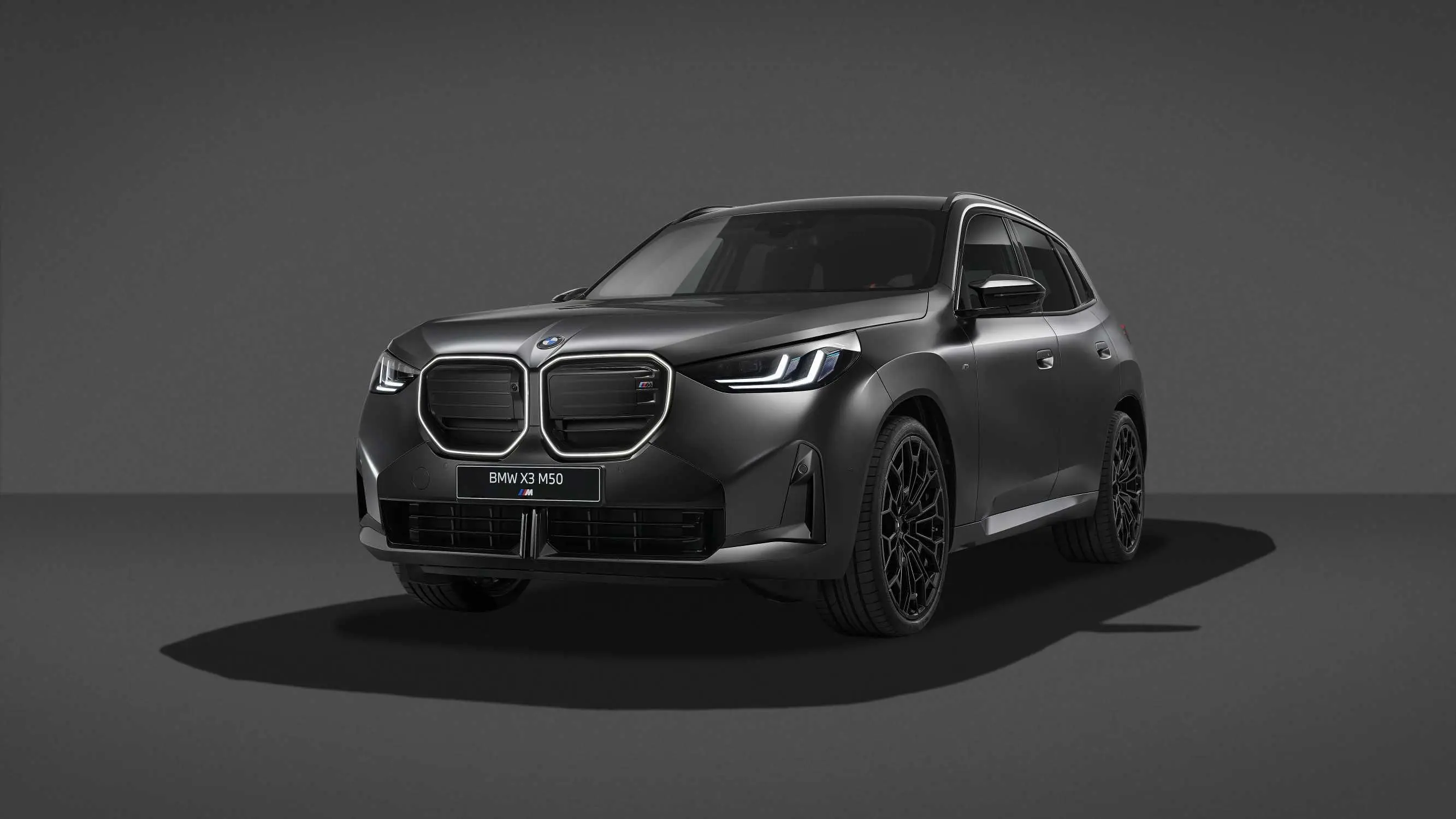 BMW X3 M50 xDrive with the Black Package, viewed from the front