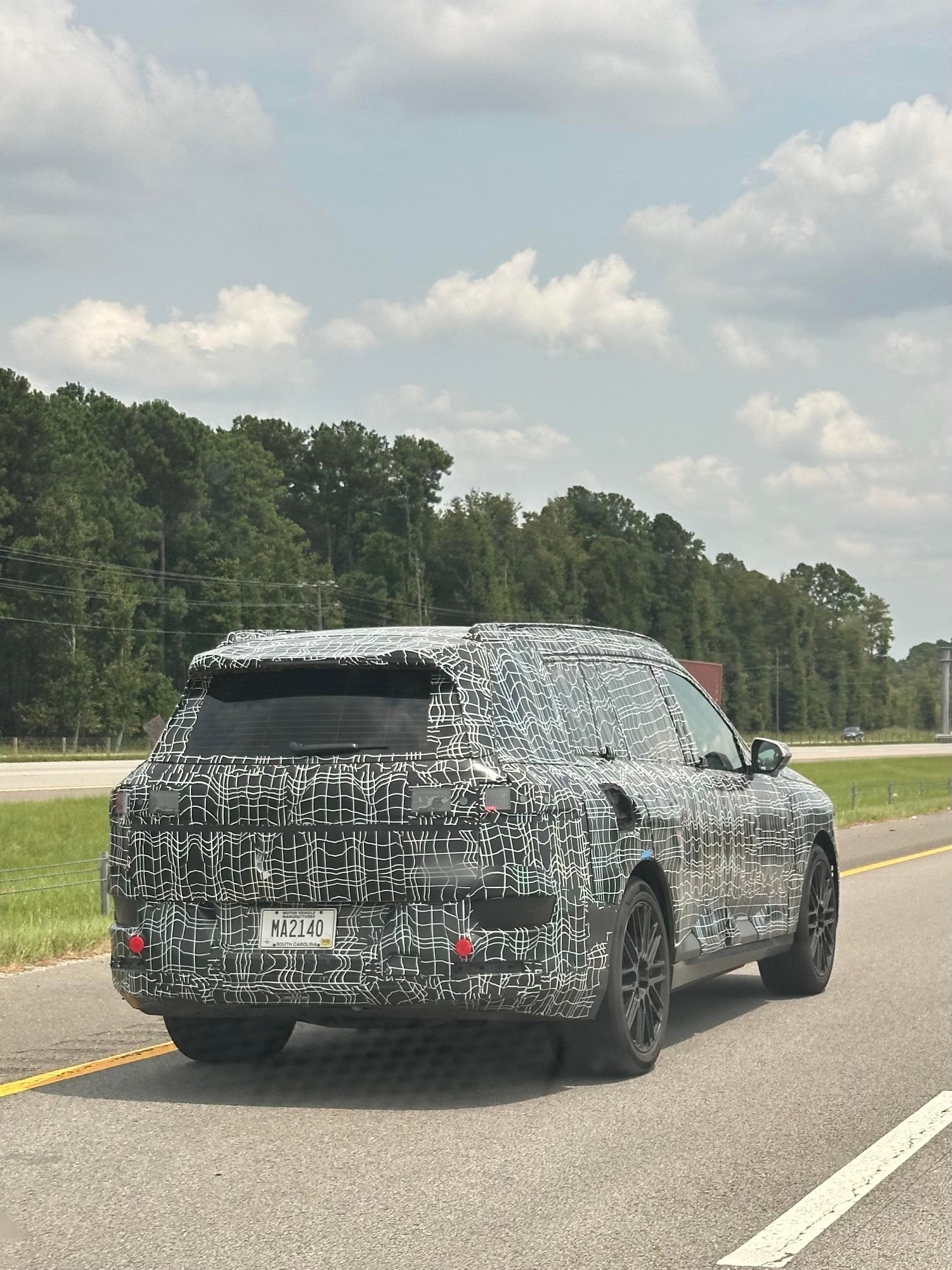 Viitoarea generație BMW X7, surprinsă din spate în timpul testelor