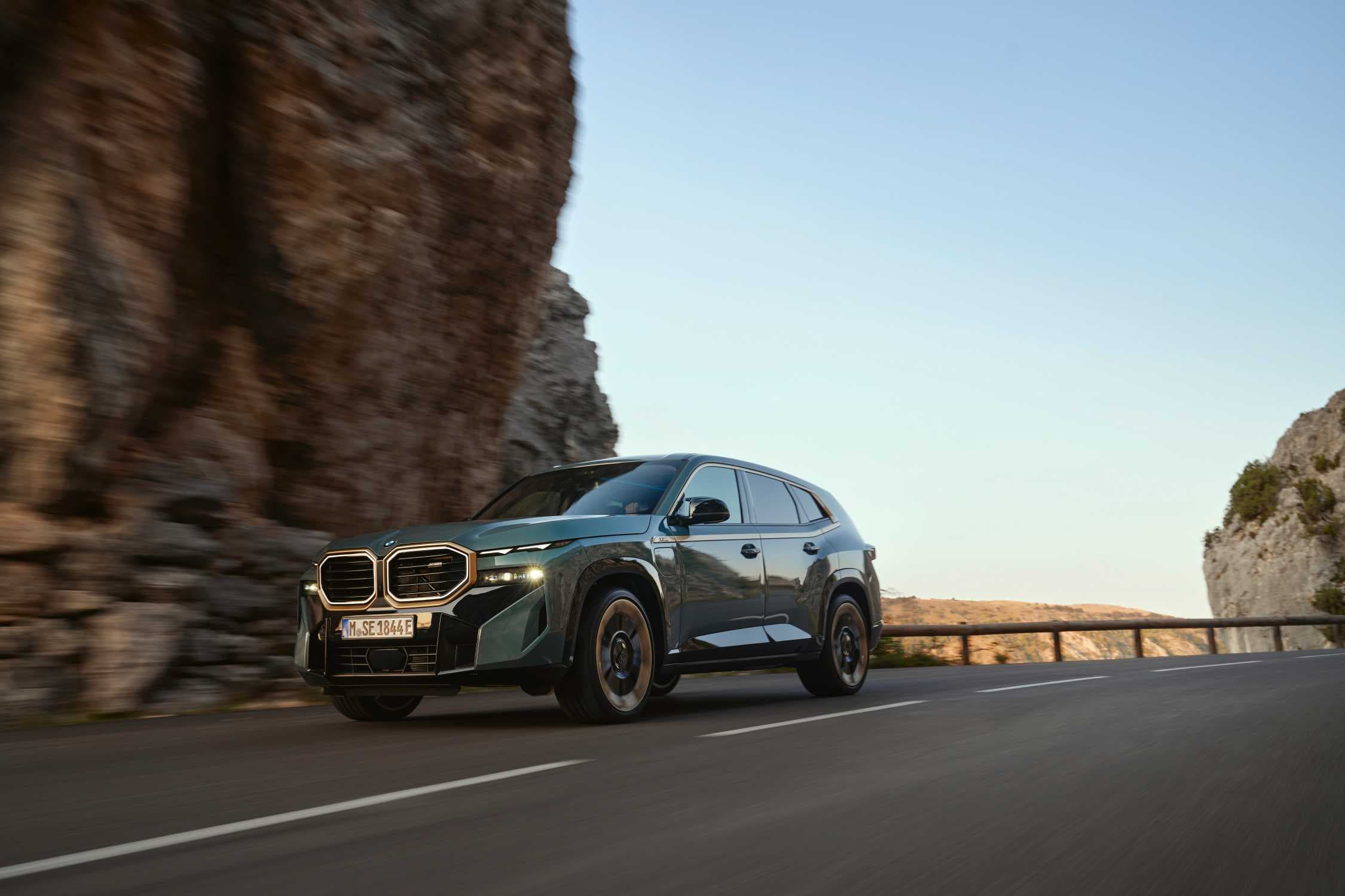 BMW XM, SUV híbrido enchufable exclusivo M, fotografiado por el constructor