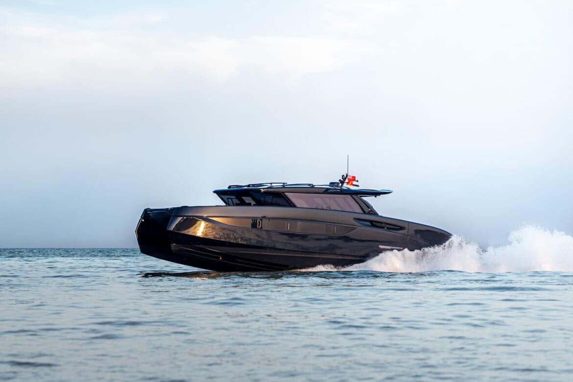 Brabus Ultima 55 navigând pe mare