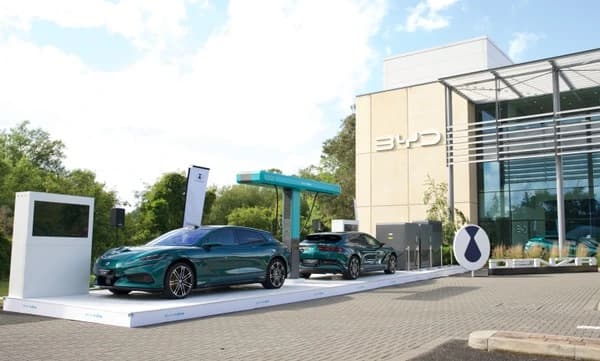 Două automobile la instalația demonstrativă BYD Flash Charging din Uxbridge