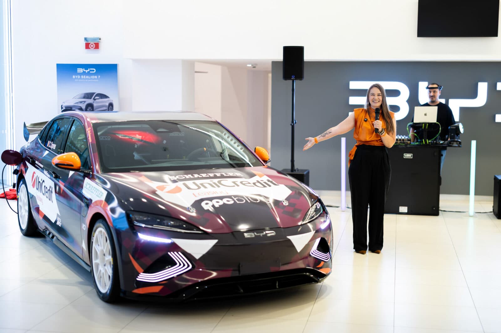 Cristiana Oprea presenta el BYD Seal 01, el primer BYD de carreras construido en Europa