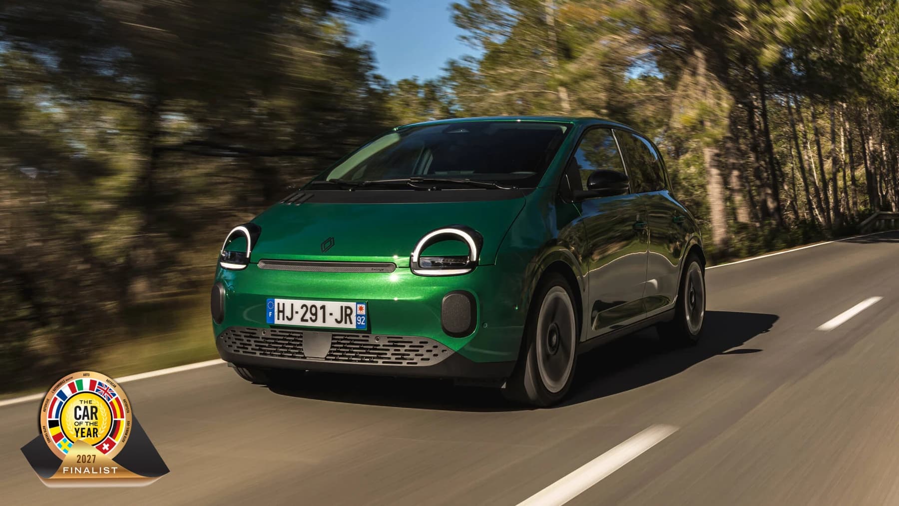 Renault Twingo E-Tech electric verde, fotografiat pentru anunțul de finalist COTY 2027.