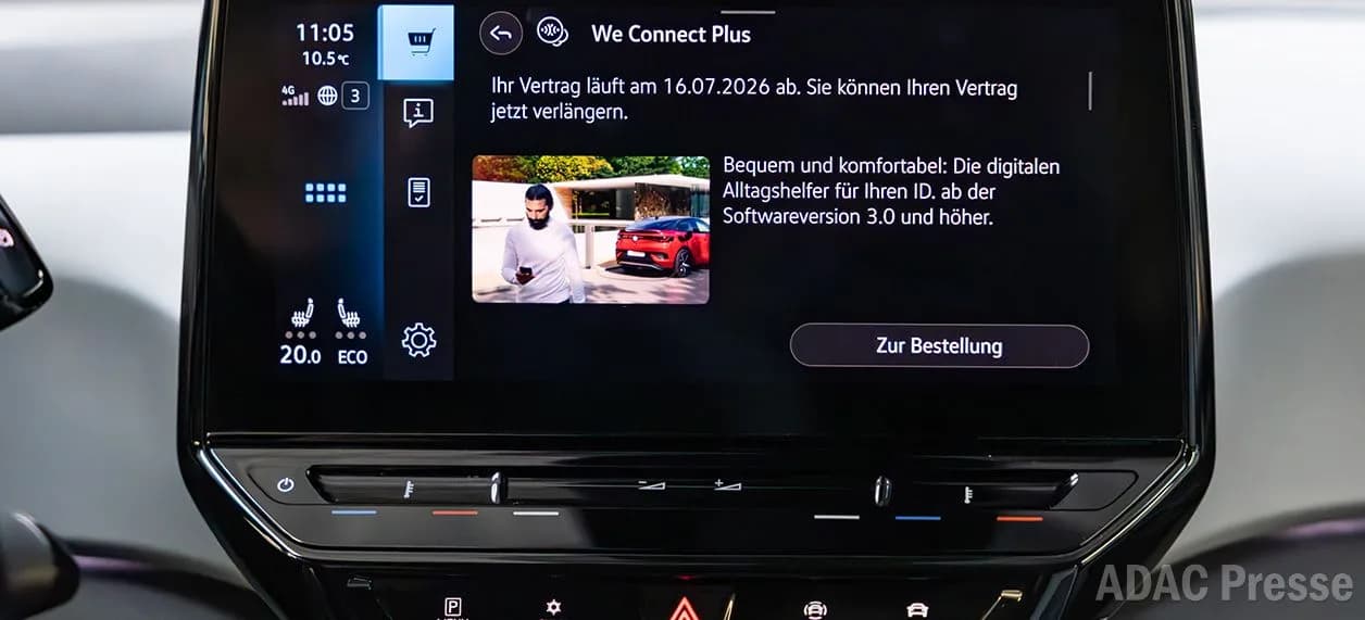 Infotainmentbildschirm eines Autos mit Hinweis zur Verlängerung eines vernetzten Dienstes