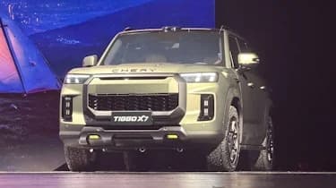 Parte anteriore della Chery Tiggo X7 con calandra verticale e protezioni nere