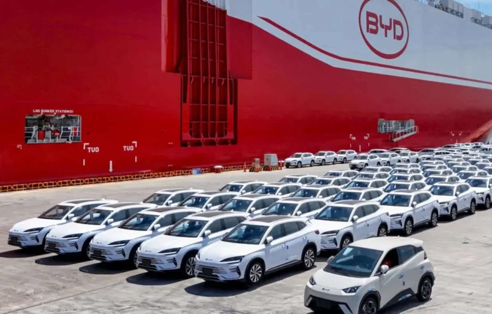 Automóviles eléctricos producidos en China preparados para la exportación