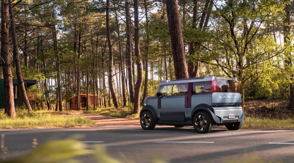 Dacia Hipster Concept von hinten auf einer Straße im Wald