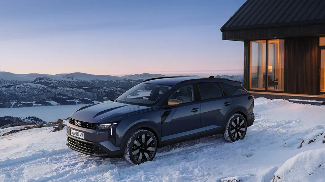 Dacia Striker von vorn und von der Seite in einer verschneiten Landschaft