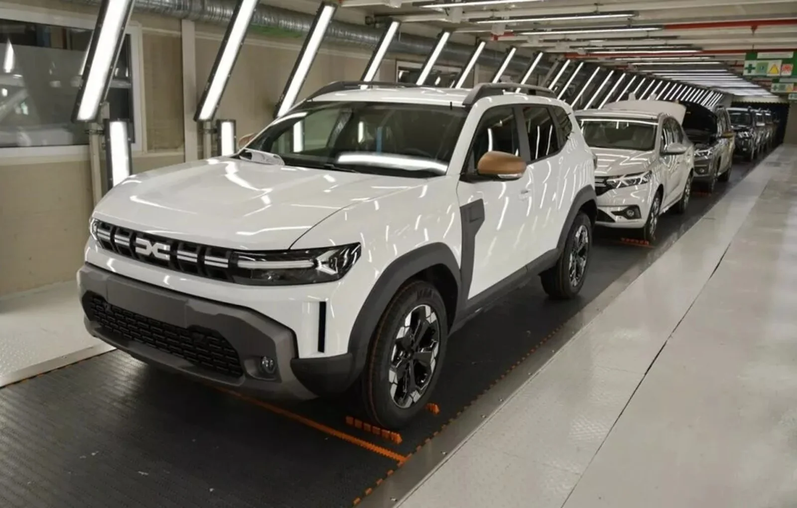 Modelos Dacia en la línea de producción de la planta de Mioveni