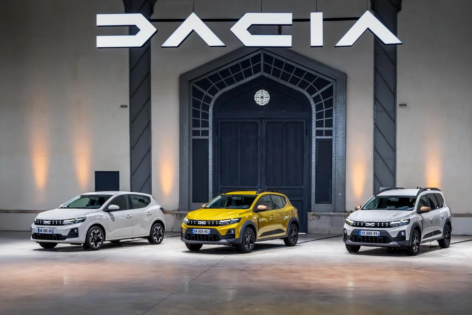 Modelos Dacia expuestos en un acto de la marca