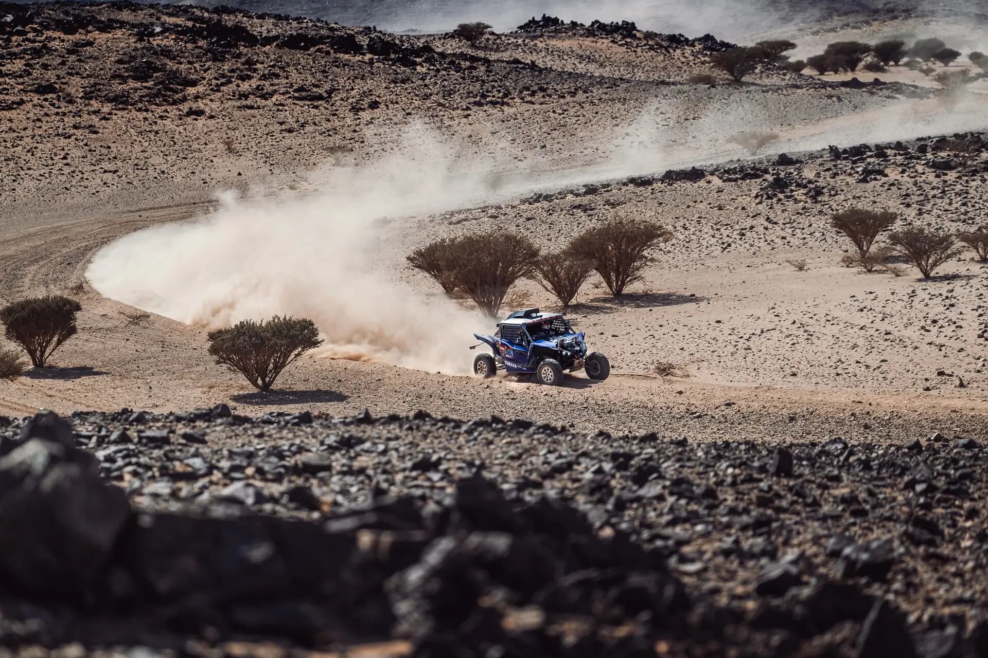 Coche de rally raid durante una etapa del Dakar en Arabia Saudí