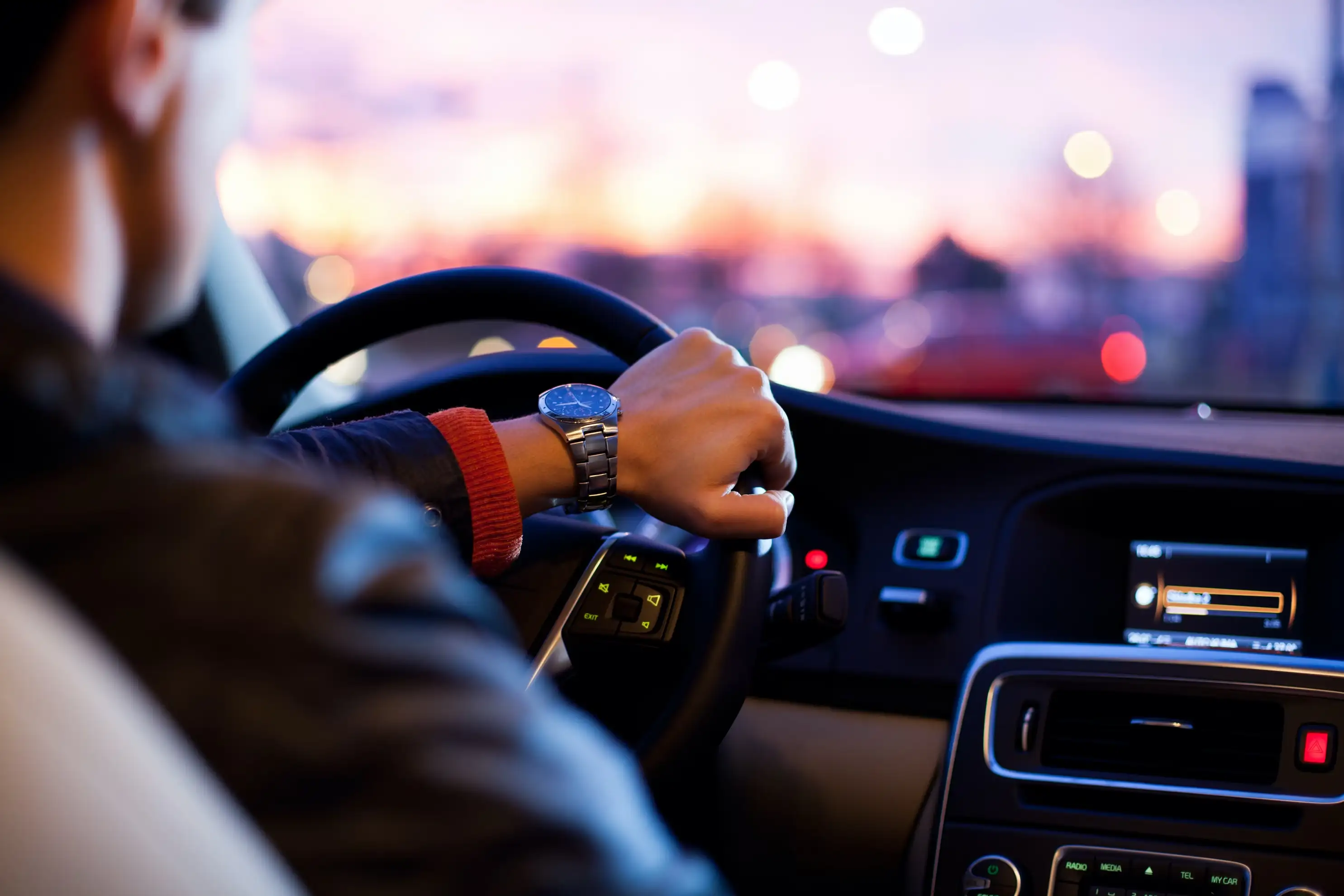 Conductor al volante, durante un desplazamiento