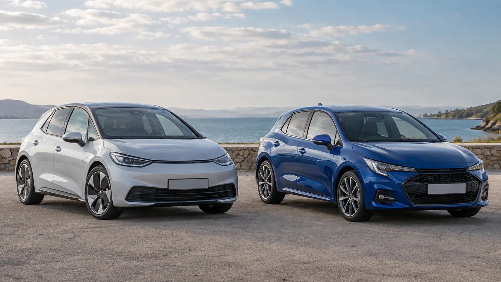 Ein Elektroauto (links) und ein Vollhybrid (rechts) stehen nebeneinander auf einer Straße und zeigen ihre unterschiedlichen Designs.