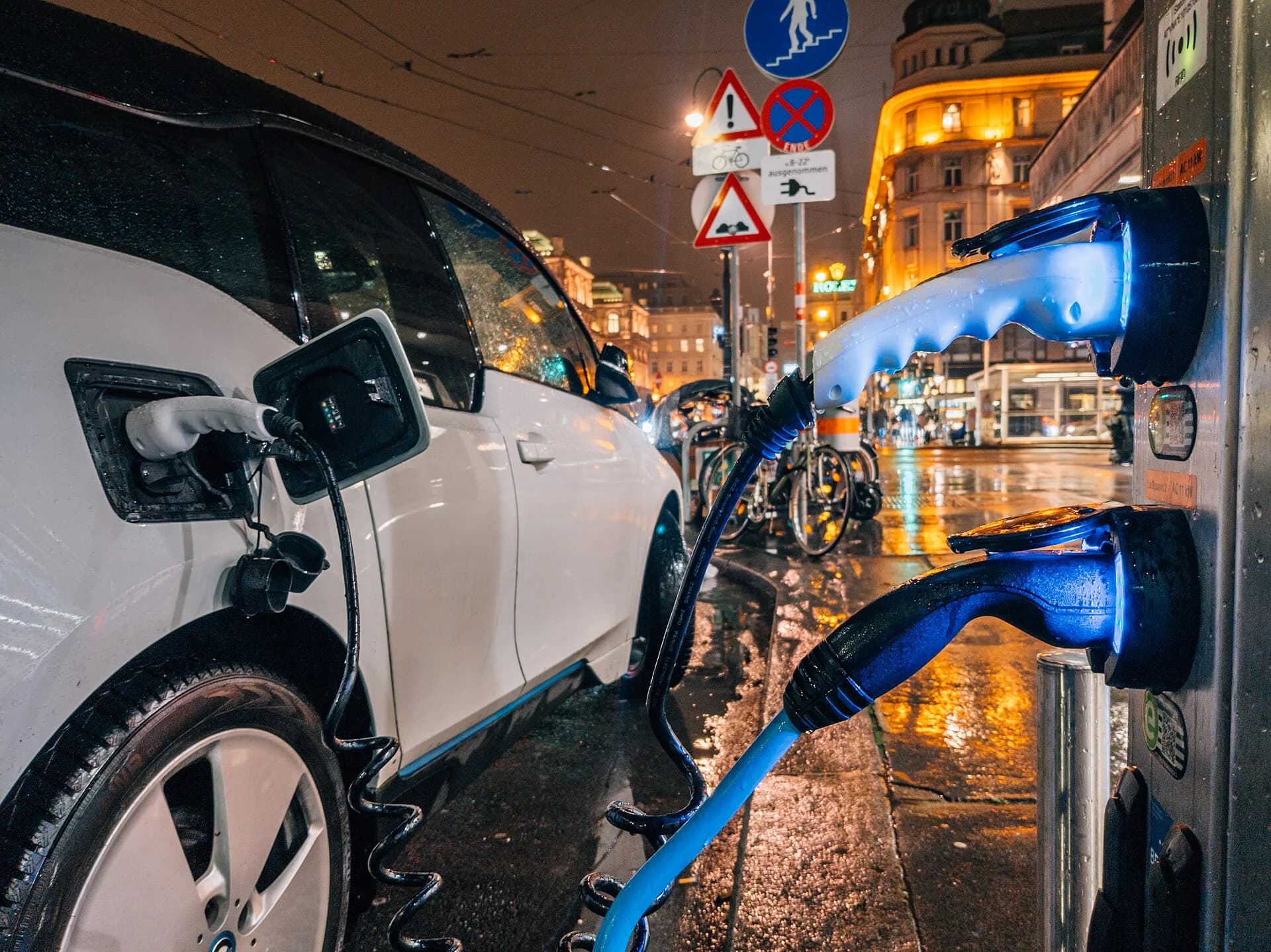 Un coche eléctrico cargando durante la noche