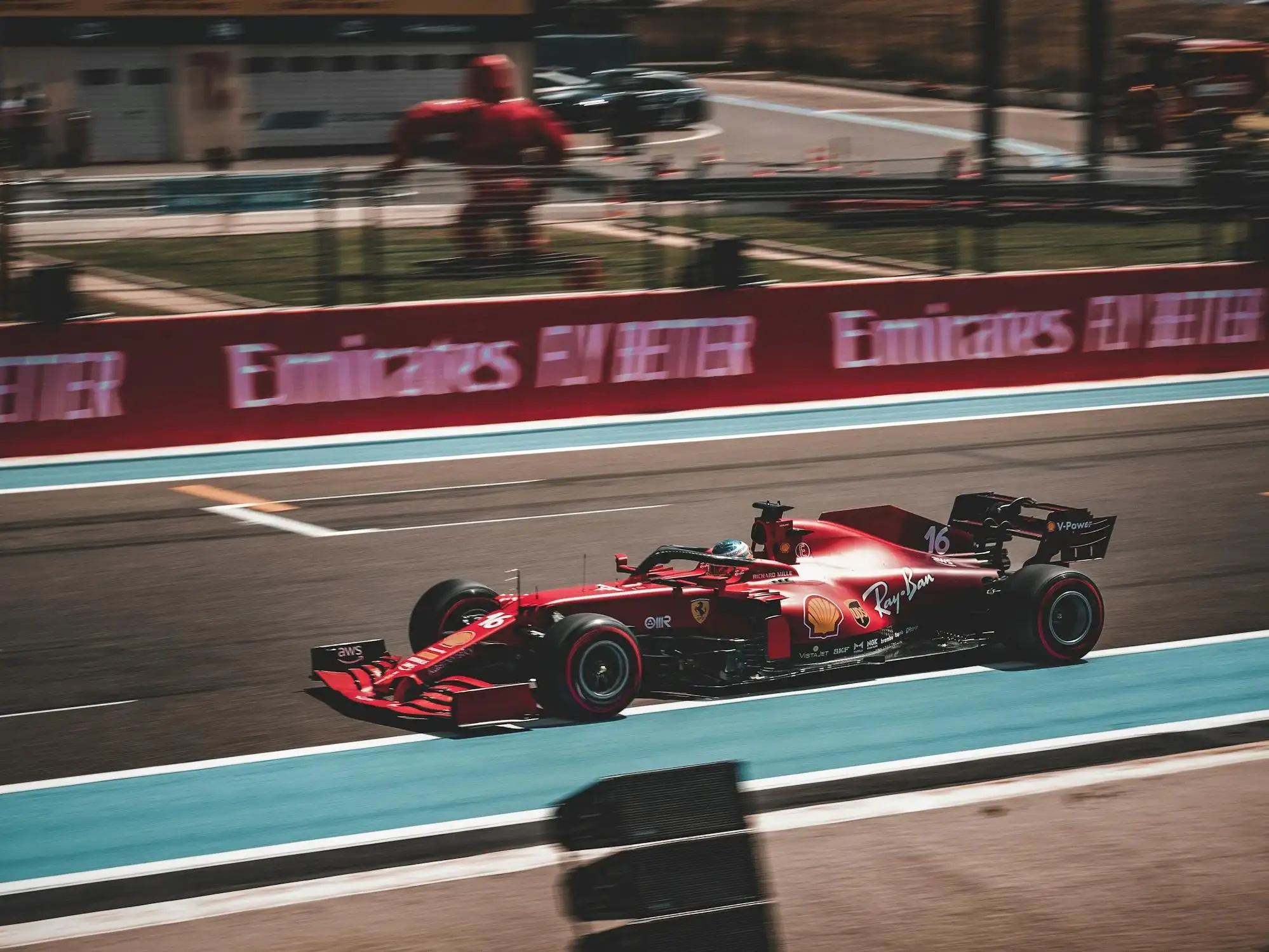 Monoplaza Ferrari de Fórmula 1 en circuito