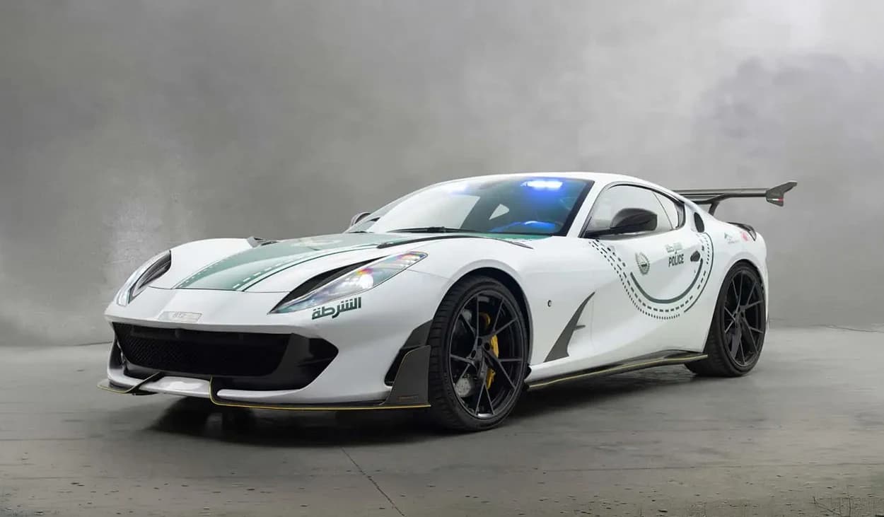 Ferrari 812 Superfast modificata da Mansory con livrea Dubai Police
