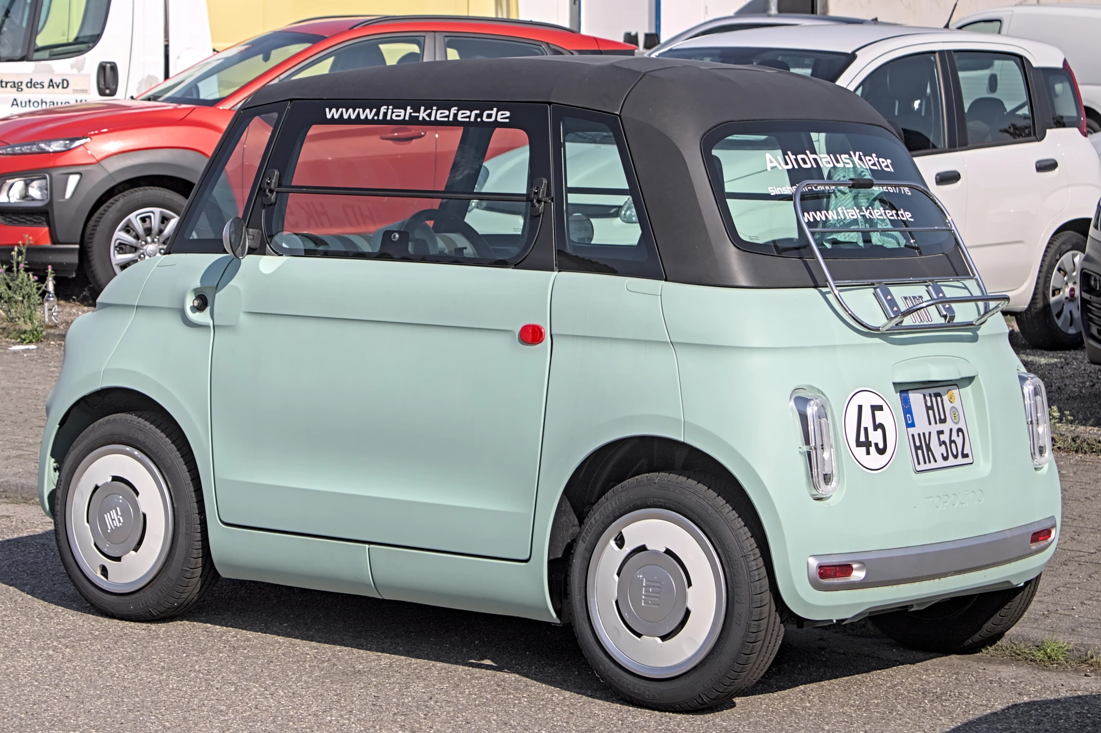 Fiat Topolino, cuadriciclo eléctrico fotografiado al aire libre