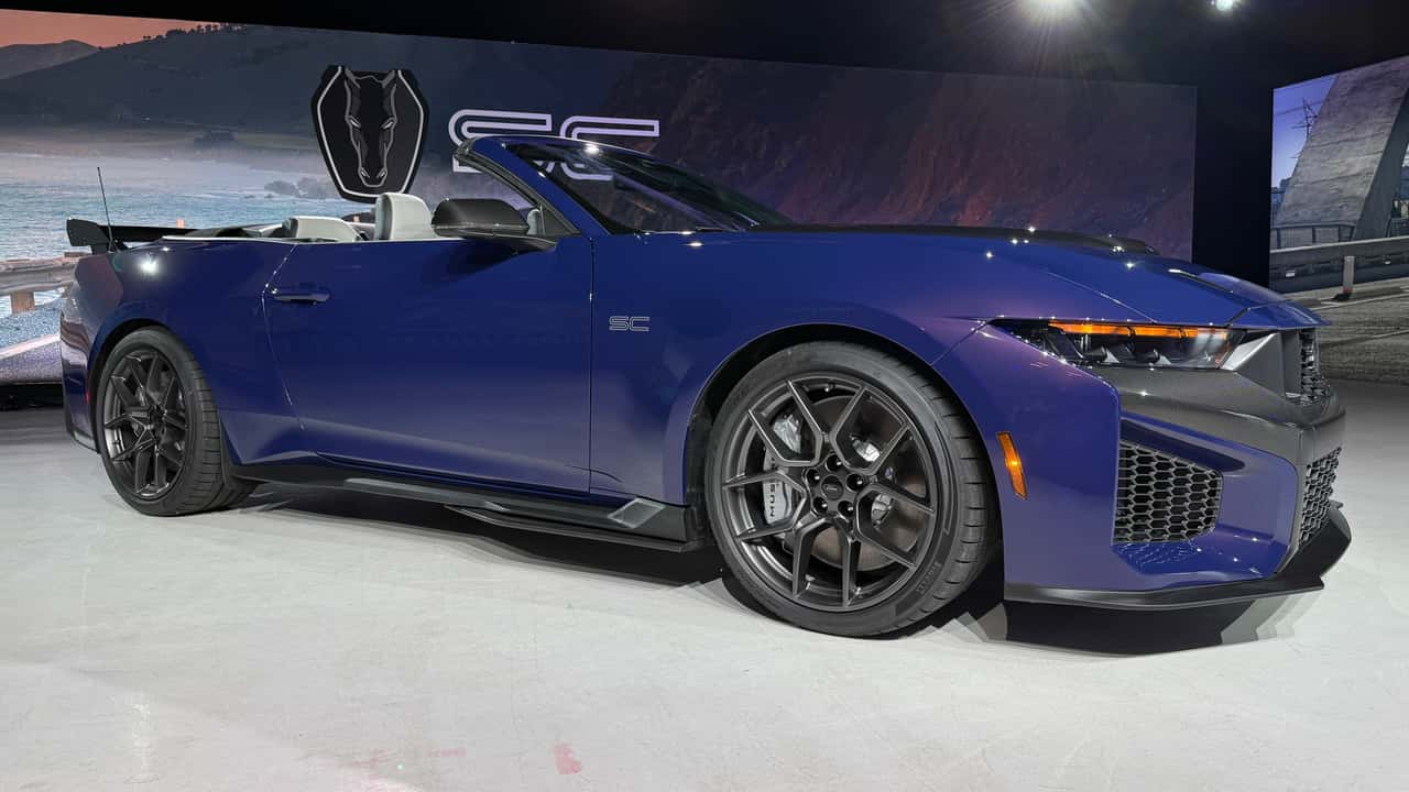 Ford Mustang Dark Horse SC Convertible, prezentat cu plafonul textil coborât