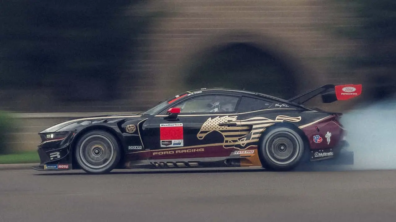 Ford Mustang GT3 mit einer von Sweepstakes inspirierten Retro-Lackierung
