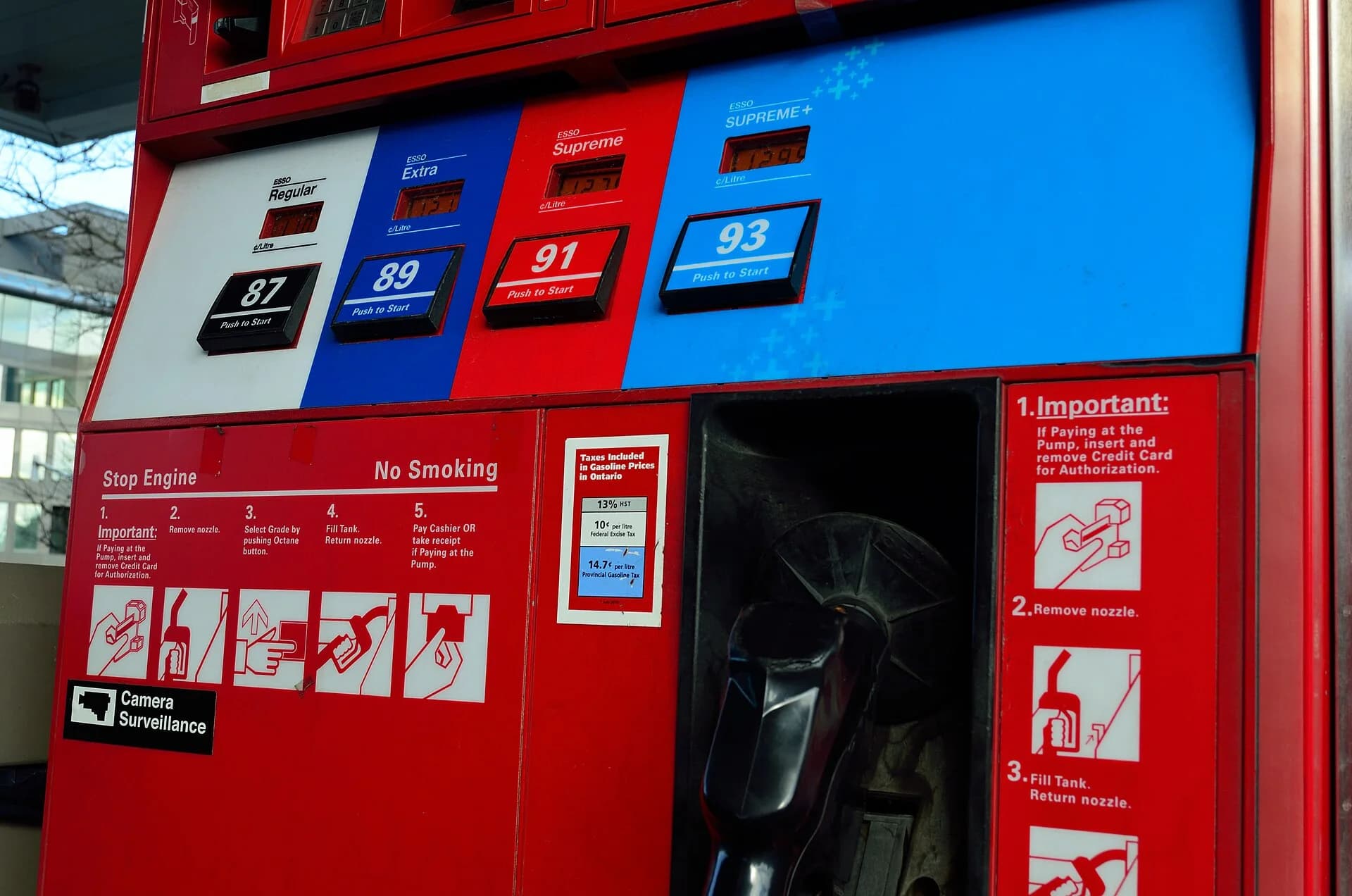 Zapfsäule an einer Tankstelle, CC0-Fotografie von Wikimedia Commons