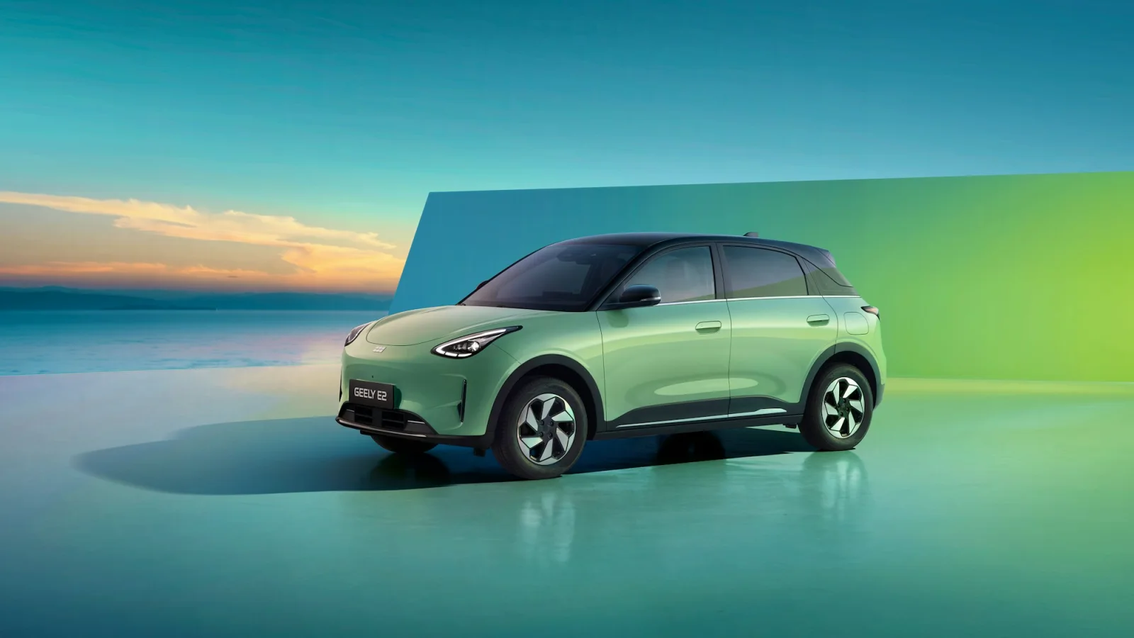 Grüner Geely E2 in der Ansicht von vorn und von der Seite